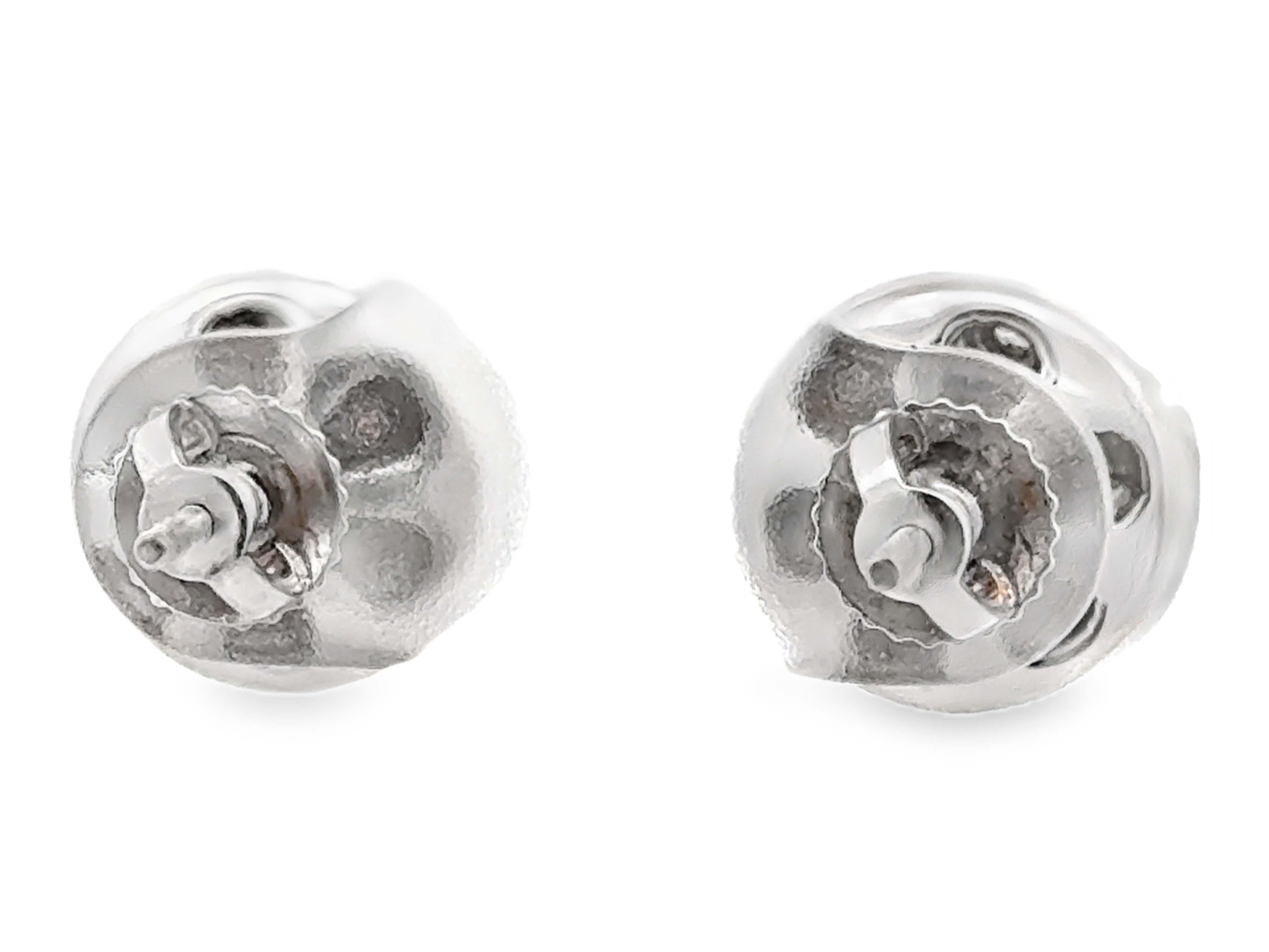 Orecchini a perno con diamante rotondo a grappolo in oro bianco 14k in vendita 1