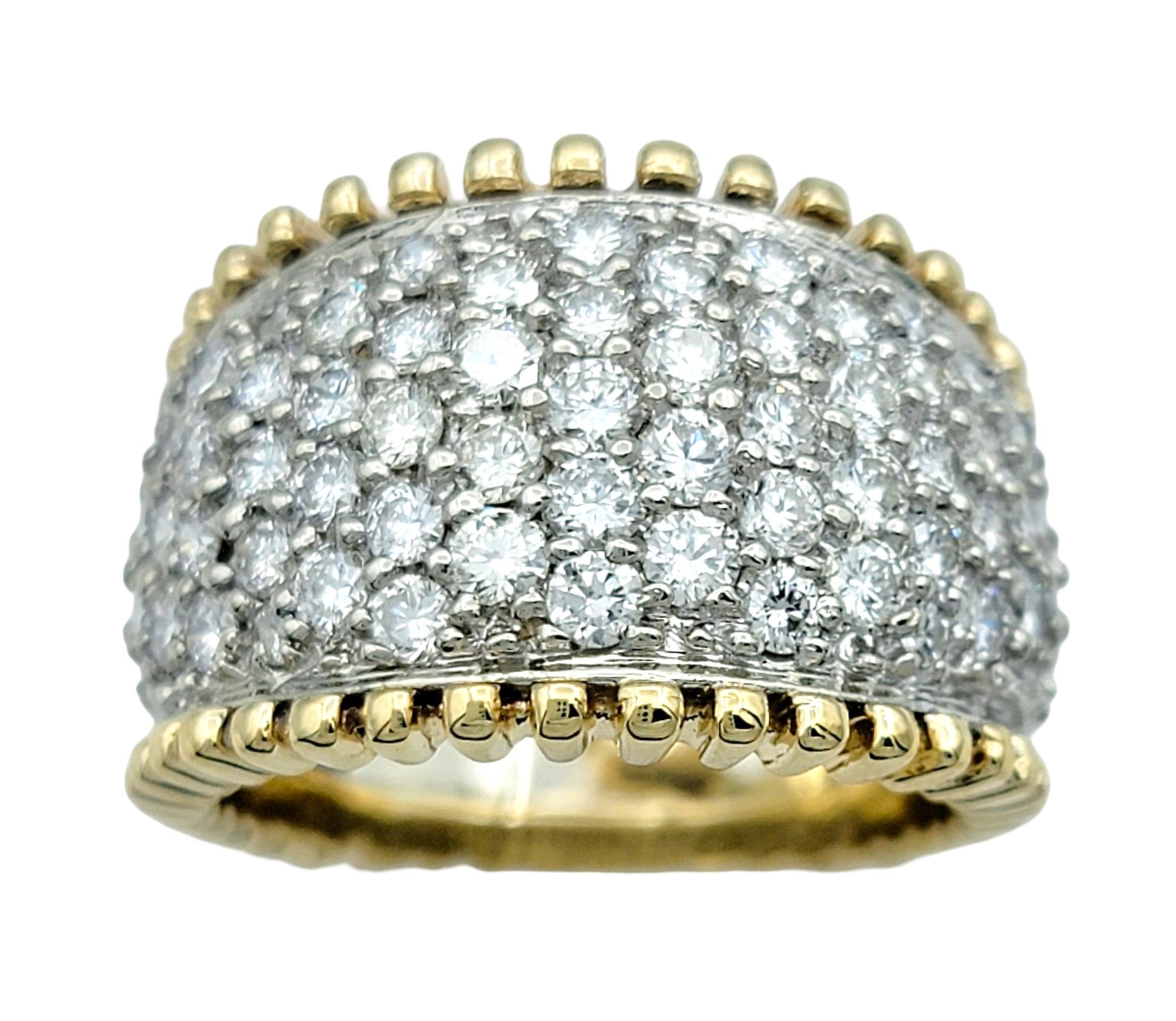 Ringgröße: 7

Dieser atemberaubende Diamant-Cluster-Kuppelring strahlt mit seinem komplizierten Design und den kontrastierenden Metallen Eleganz aus. In 14 Karat Weißgold gefasst, bilden die schillernden Diamanten in der Mitte des Rings einen