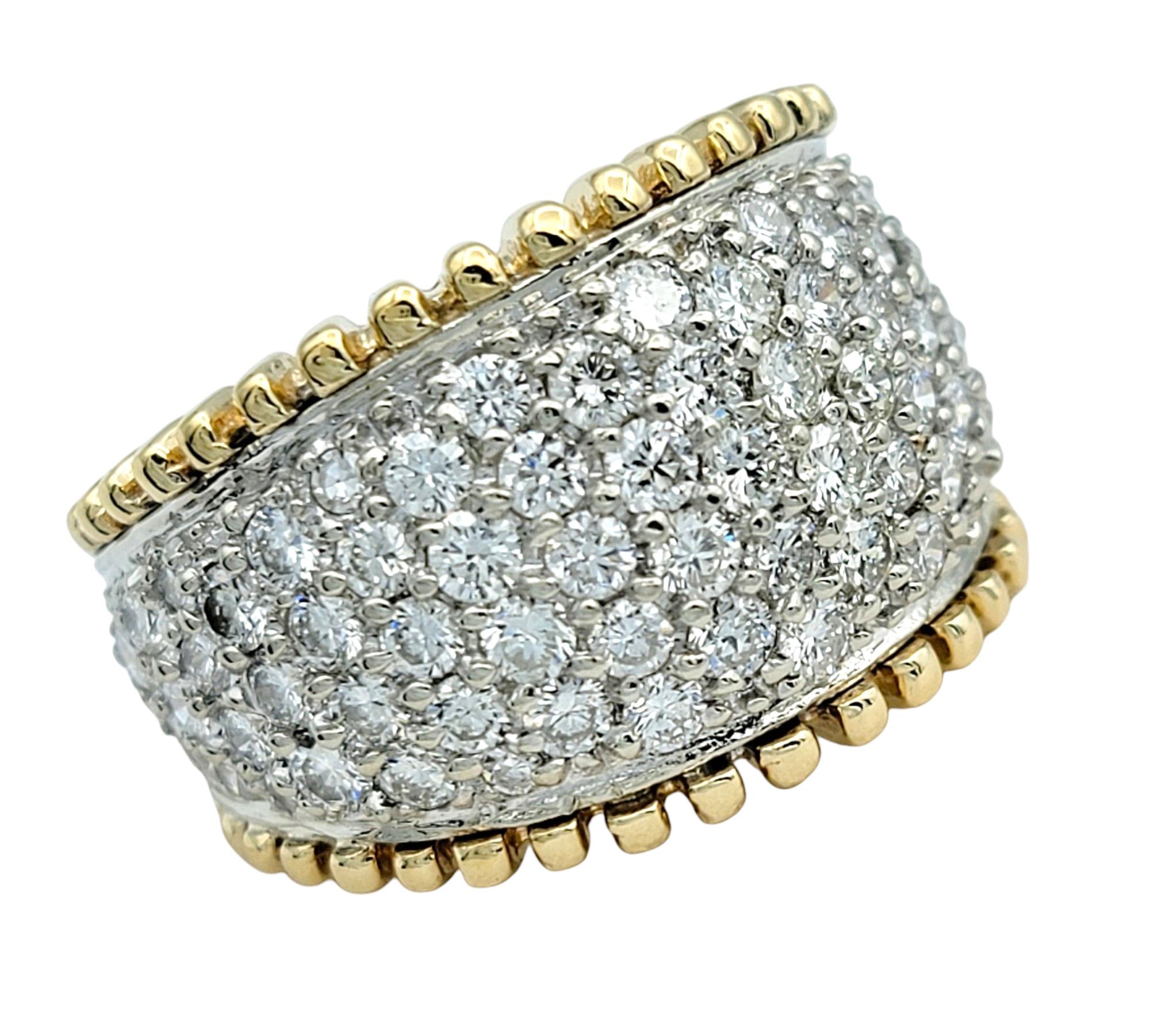 Contemporain Bague à dôme en or blanc et jaune 14 carats avec diamants ronds en forme de grappe en vente