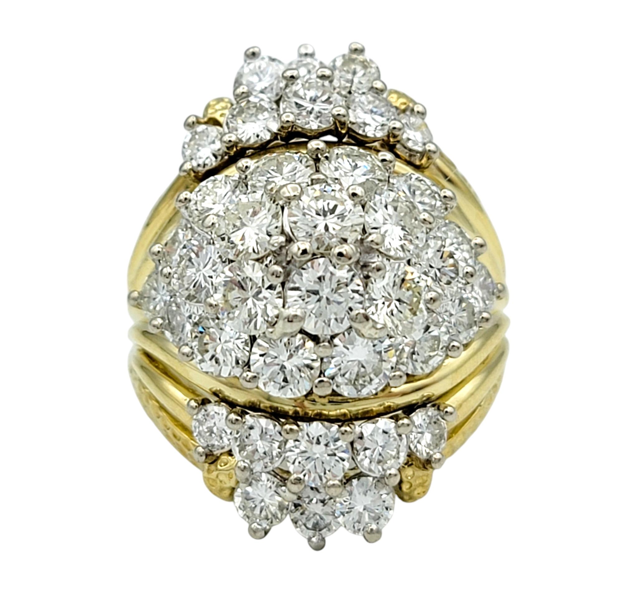 Taille de lla bague : 6 

Cette exquise bague dôme à grappes de diamants est une célébration éblouissante d'un design complexe et d'un artisanat luxueux. La forme de dôme frappante de la bague est ornée d'un arrangement époustouflant de 5,60 carats