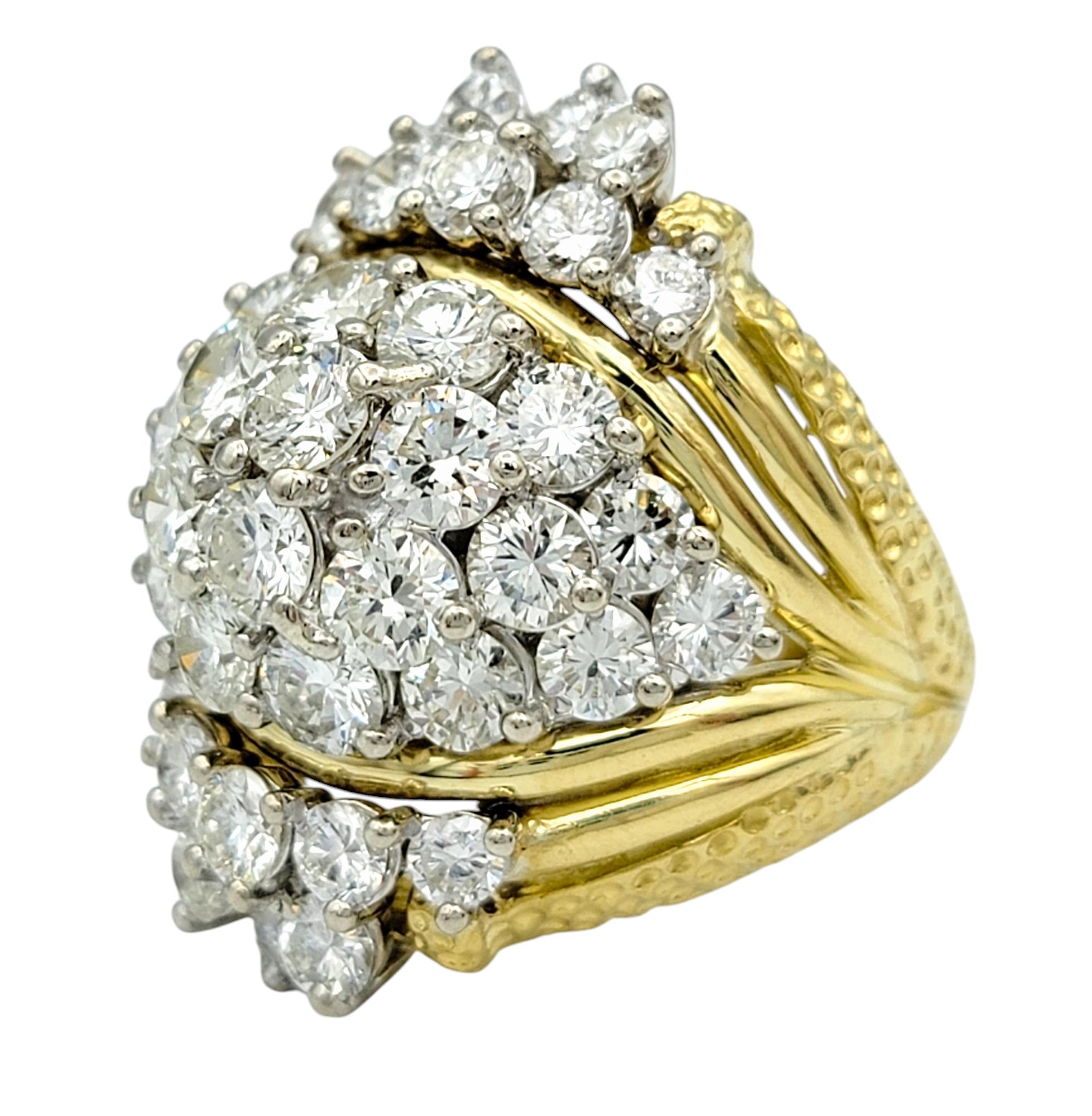 Contemporain Bague cocktail bombée en or jaune 18 carats avec grappe de diamants ronds, E-F / VS1-VS2 en vente