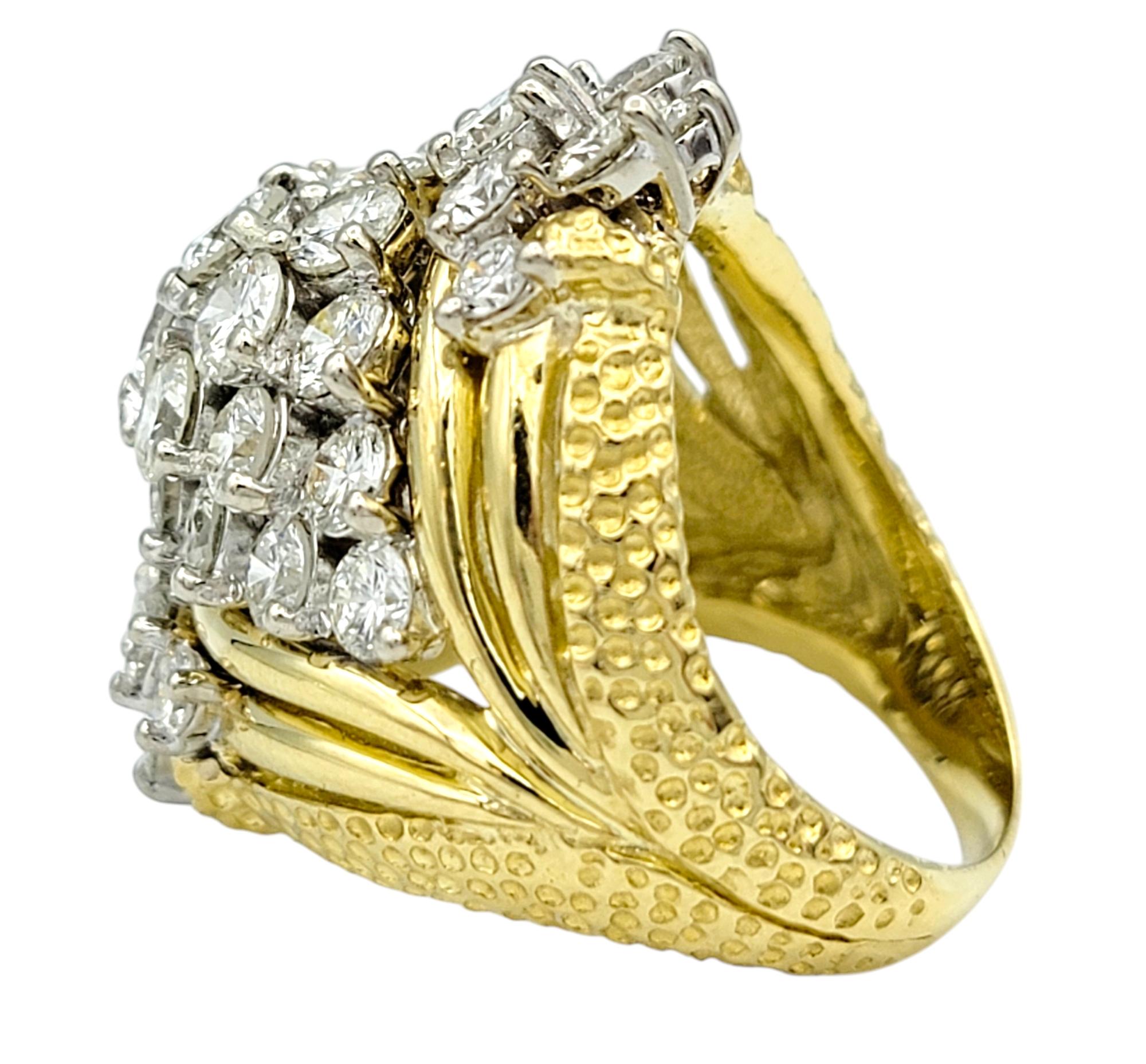 Bague cocktail bombée en or jaune 18 carats avec grappe de diamants ronds, E-F / VS1-VS2 Bon état - En vente à Scottsdale, AZ