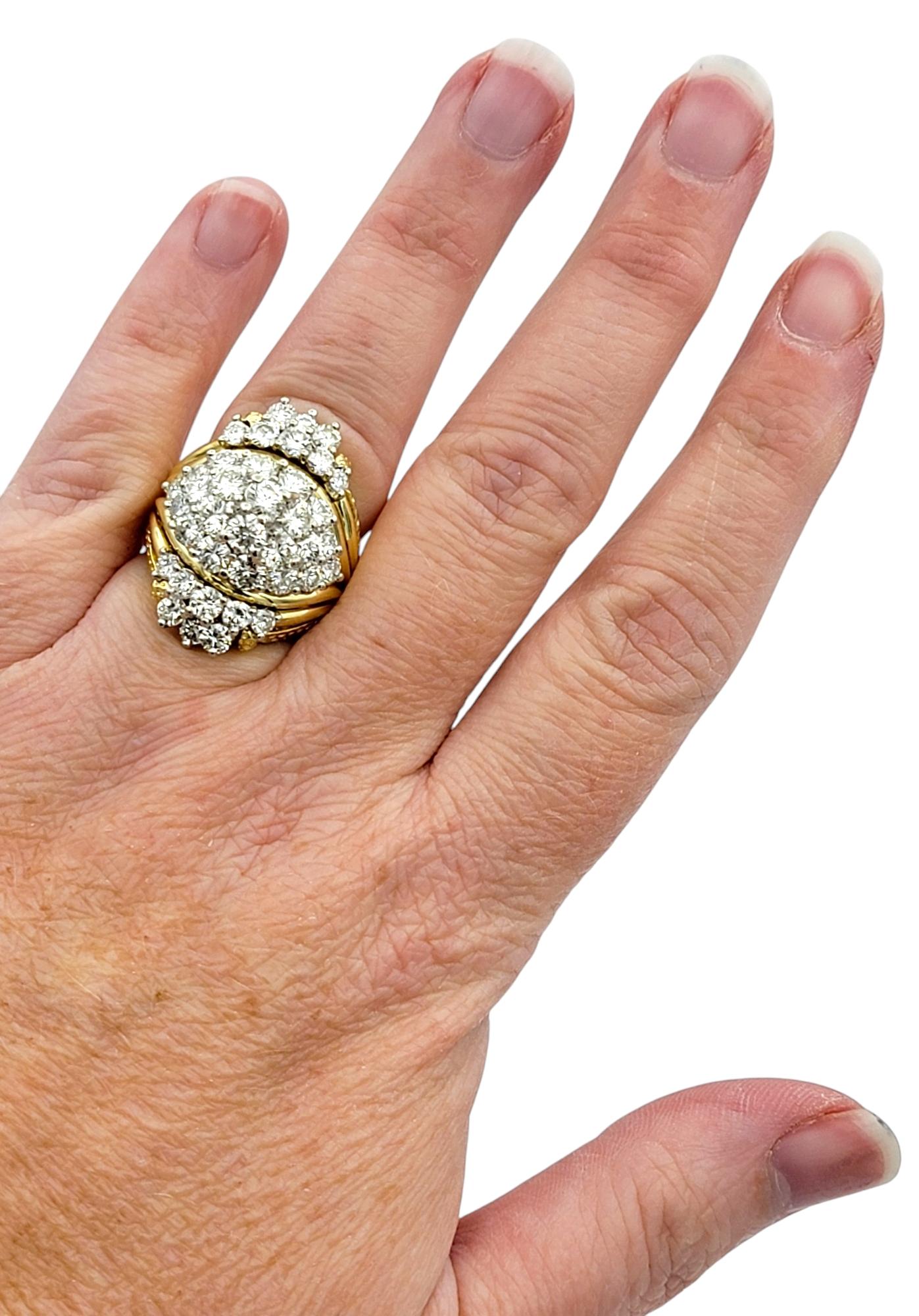 Bague cocktail bombée en or jaune 18 carats avec grappe de diamants ronds, E-F / VS1-VS2 en vente 2