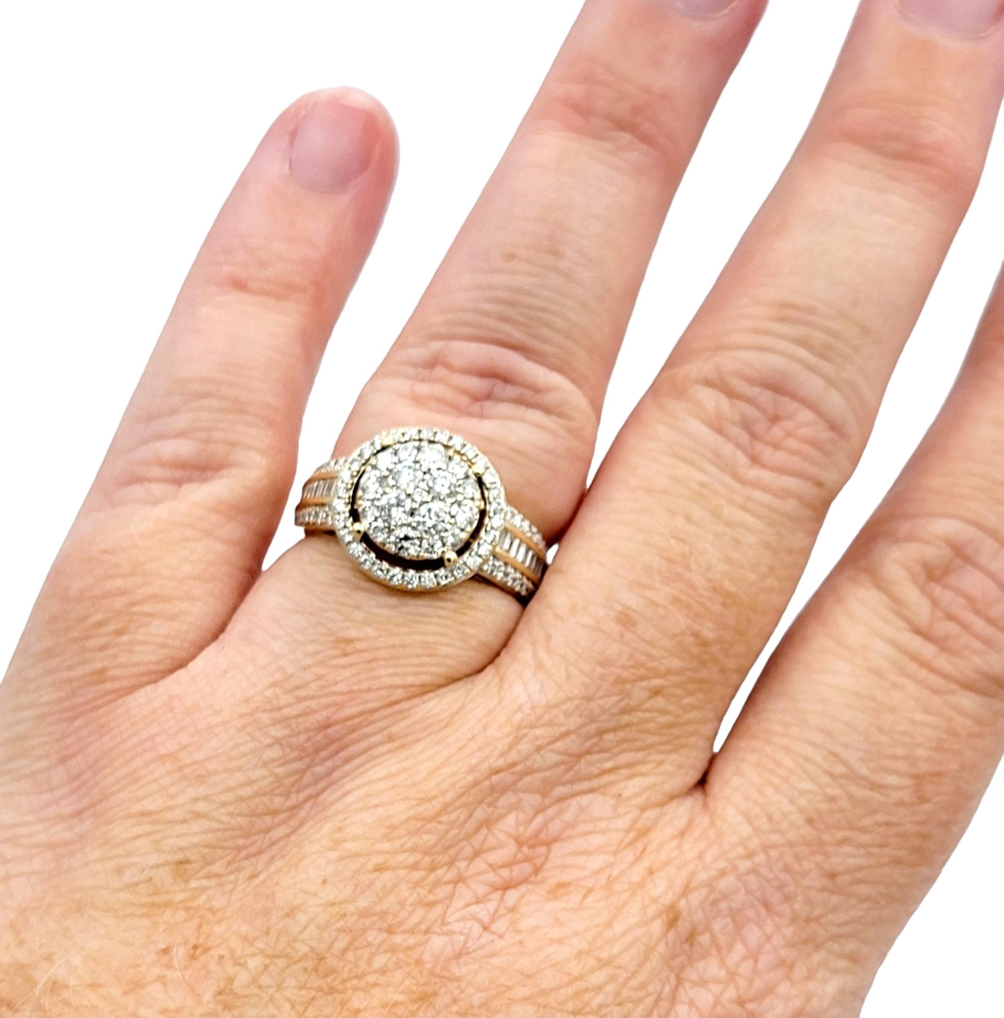 Taglio rotondo Anello con cluster di diamanti rotondi con alone e lati a baguette affusolati in oro 14K in vendita