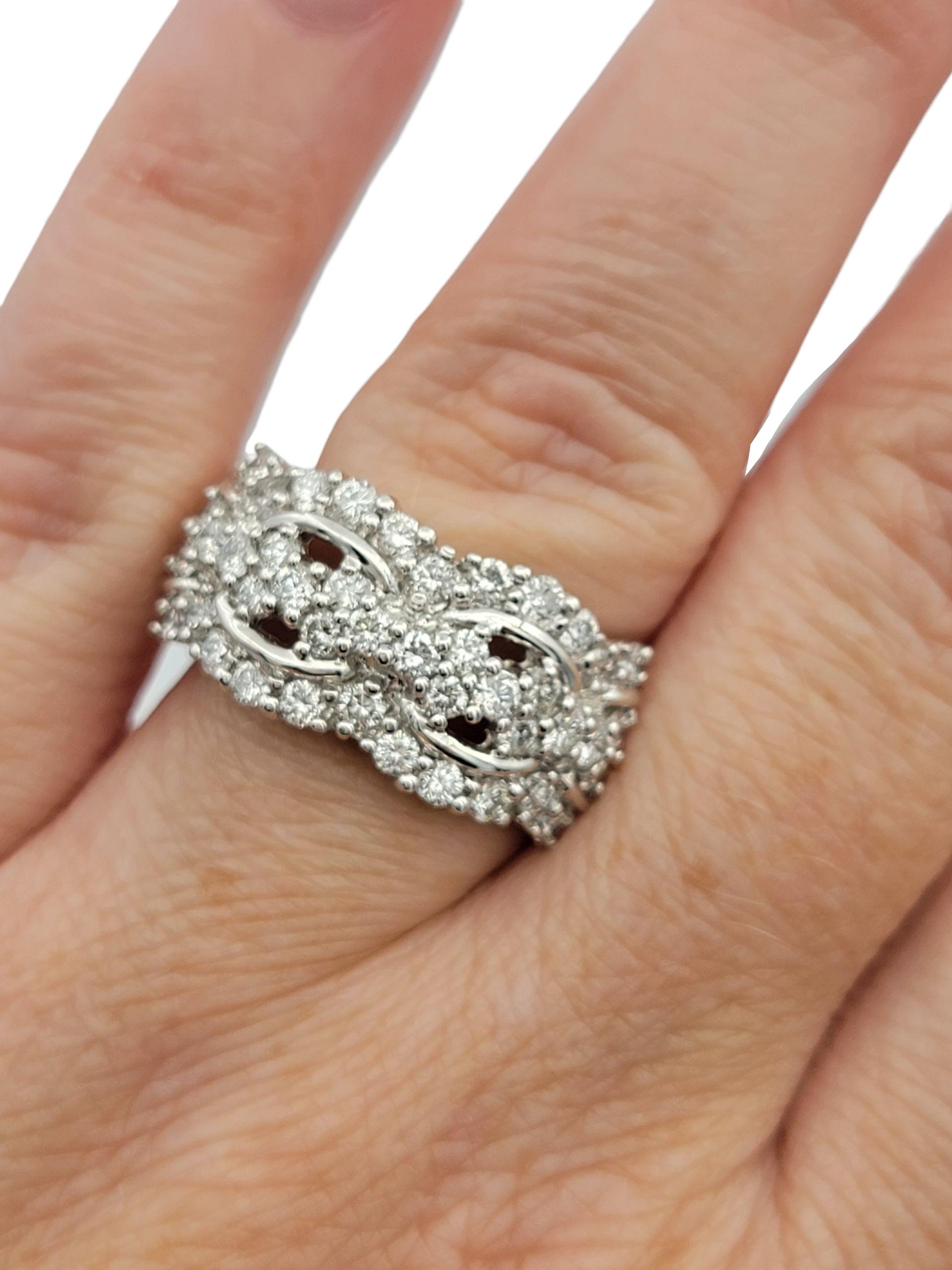 Bague à large bande en platine avec diamants ronds en forme de grappe et détails découpés en vente 4