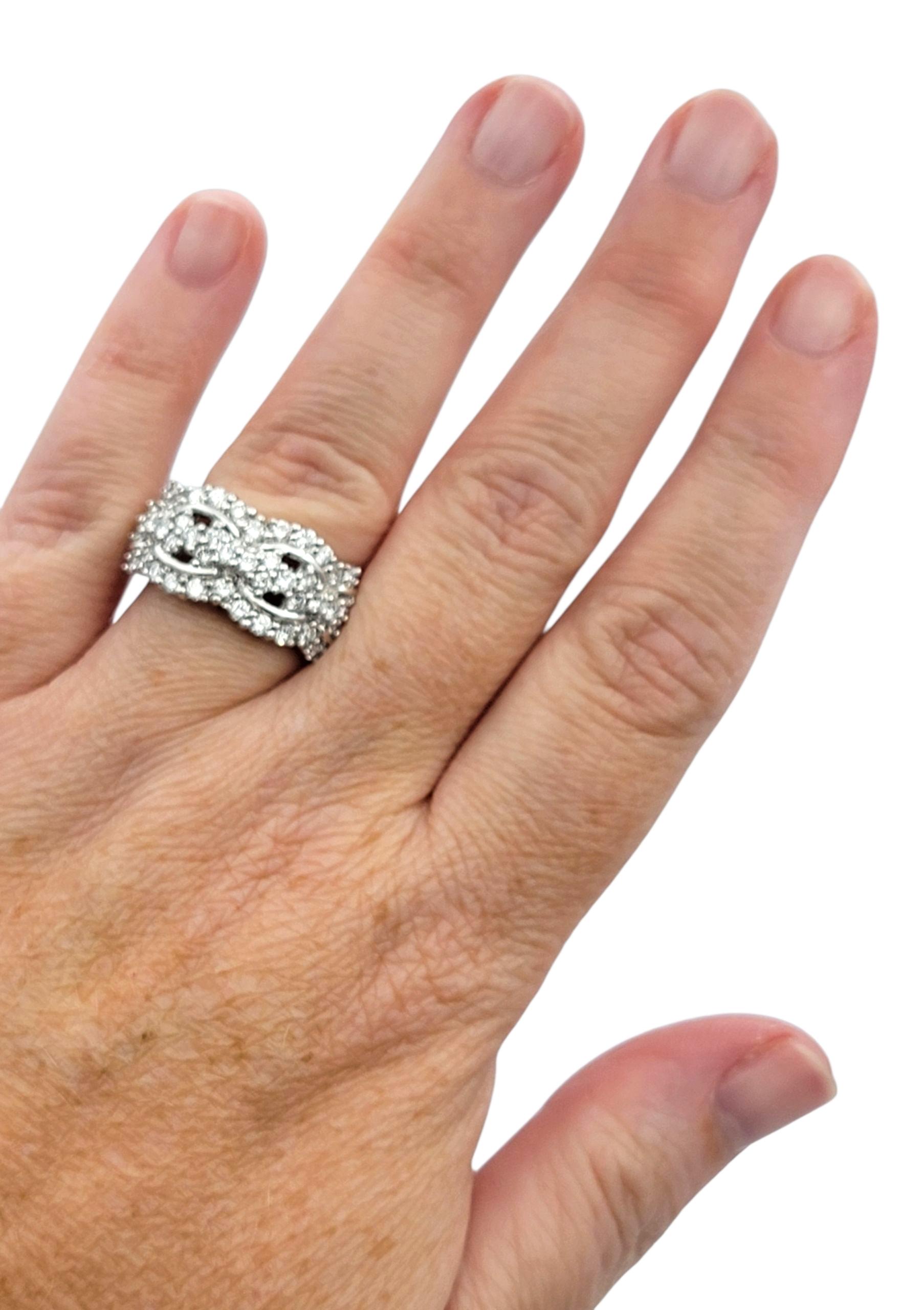Bague à large bande en platine avec diamants ronds en forme de grappe et détails découpés en vente 5