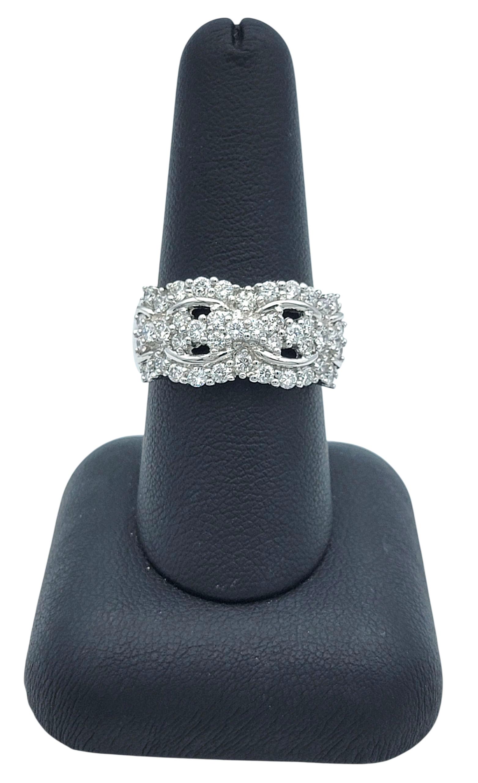 Bague à large bande en platine avec diamants ronds en forme de grappe et détails découpés en vente 6