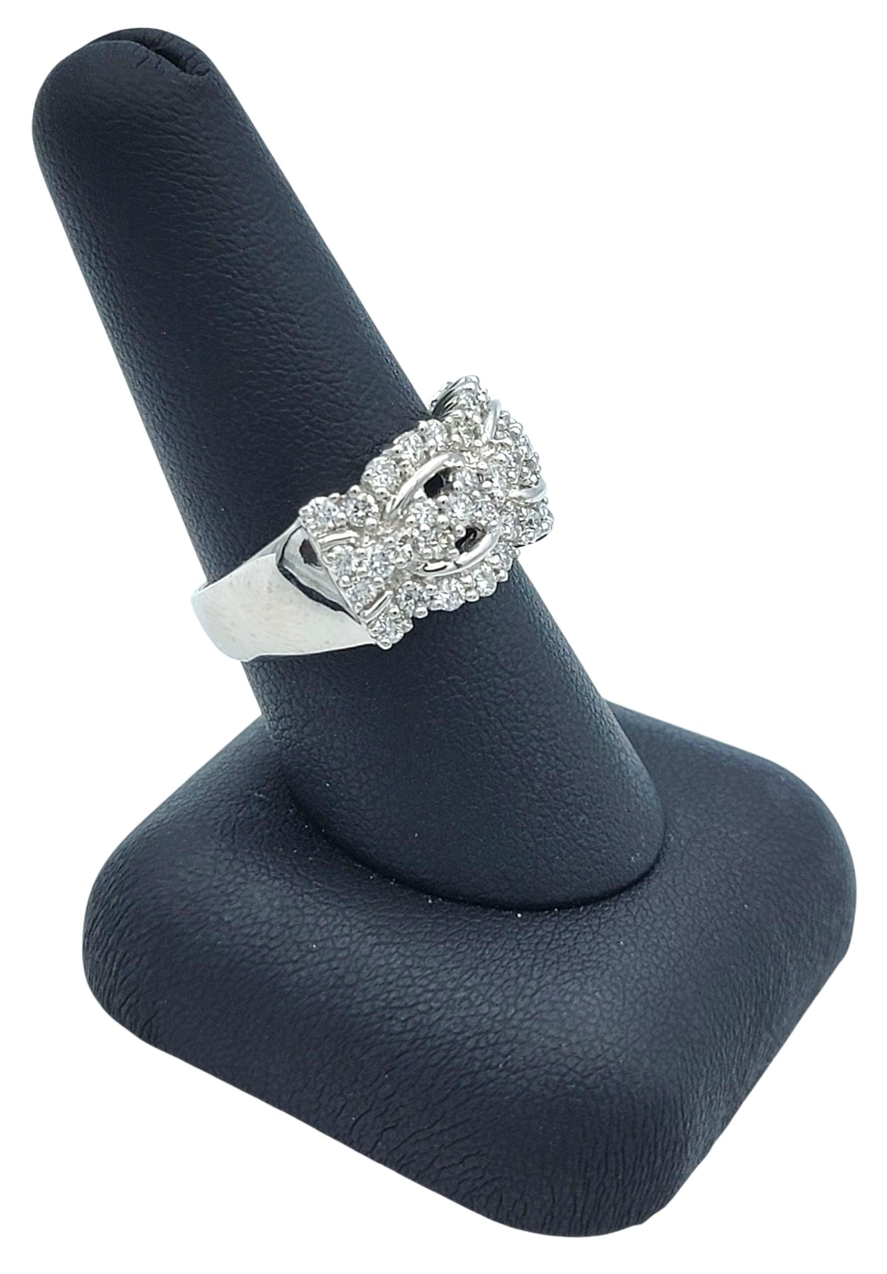 Bague à large bande en platine avec diamants ronds en forme de grappe et détails découpés en vente 7