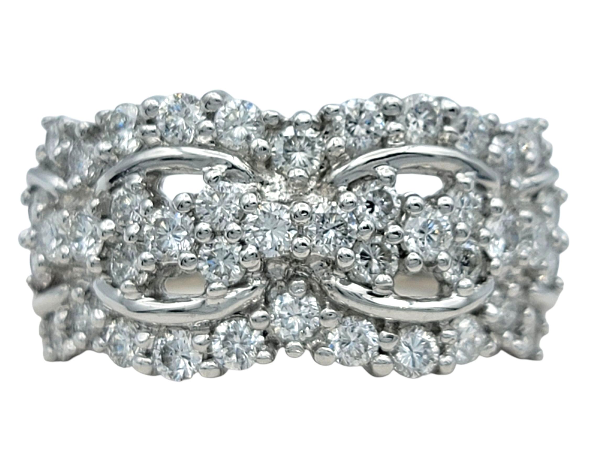 Taille de l'anneau : 8.75

Cette exquise bague en diamant présente un éblouissant déploiement de diamants ronds de taille brillant, disposés en grappe ornée. Le motif ajouré crée un effet de dentelle, permettant à la lumière de passer à travers et