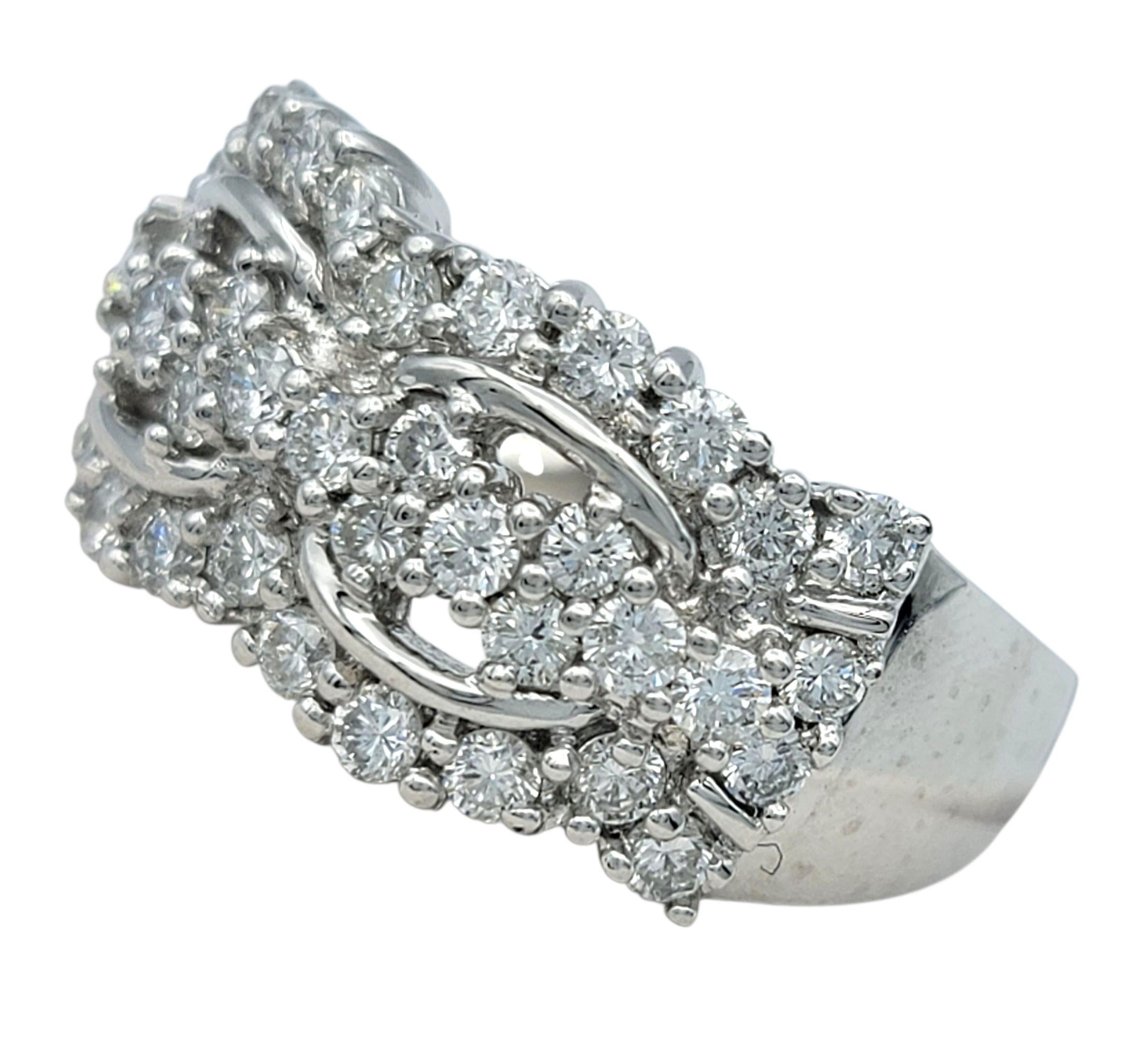 Contemporain Bague à large bande en platine avec diamants ronds en forme de grappe et détails découpés en vente