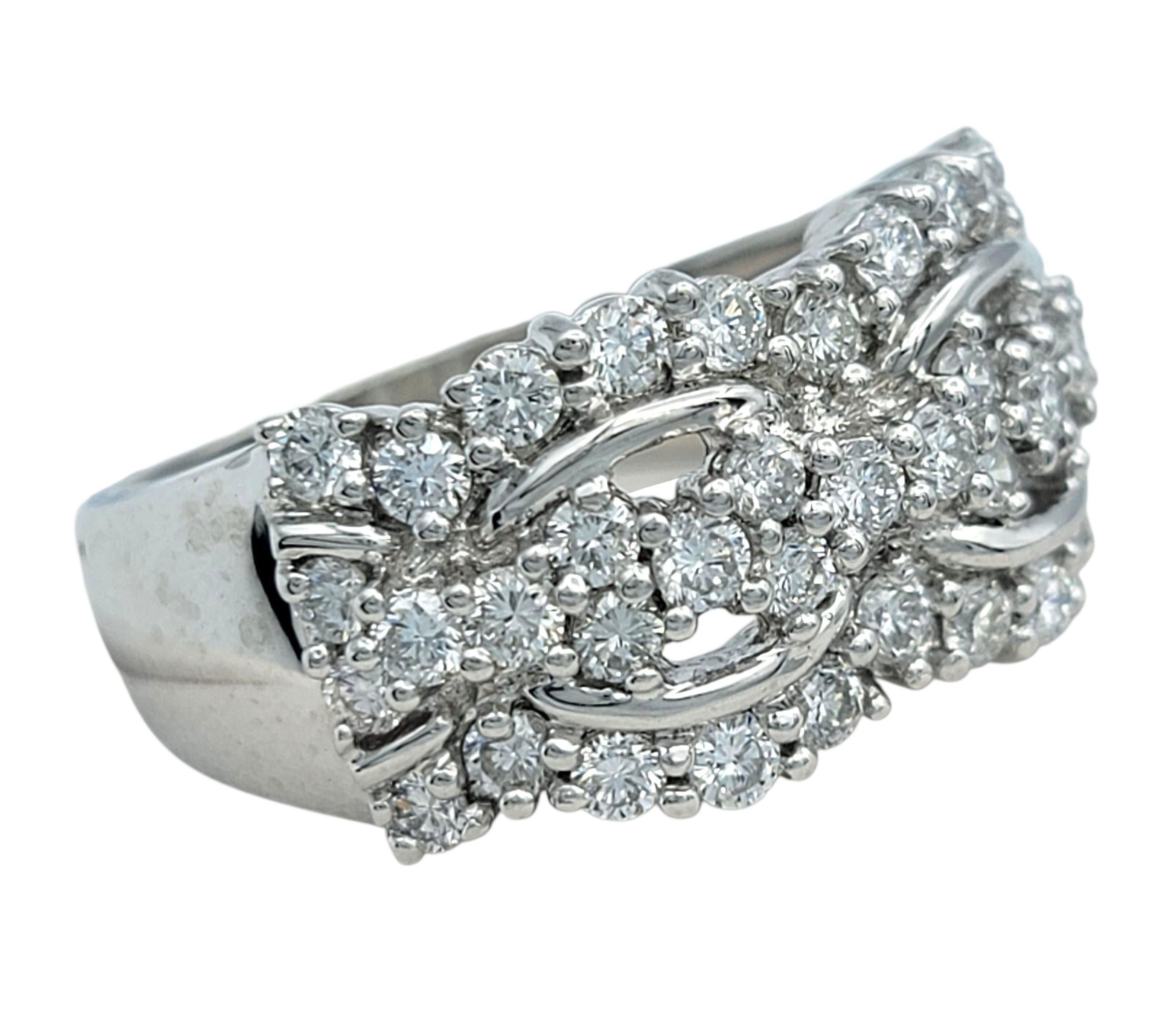Taille ronde Bague à large bande en platine avec diamants ronds en forme de grappe et détails découpés en vente