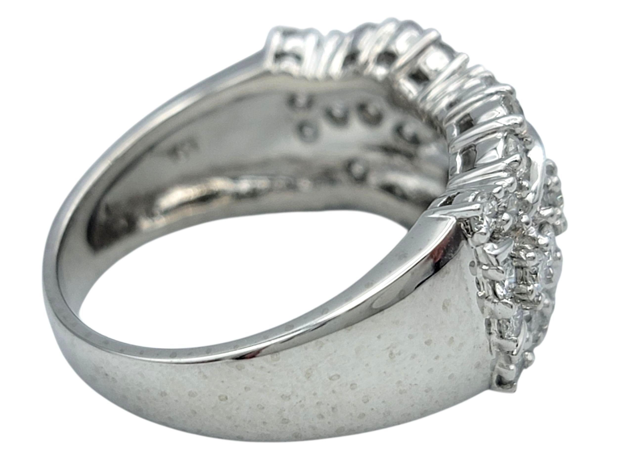 Bague à large bande en platine avec diamants ronds en forme de grappe et détails découpés Bon état - En vente à Scottsdale, AZ