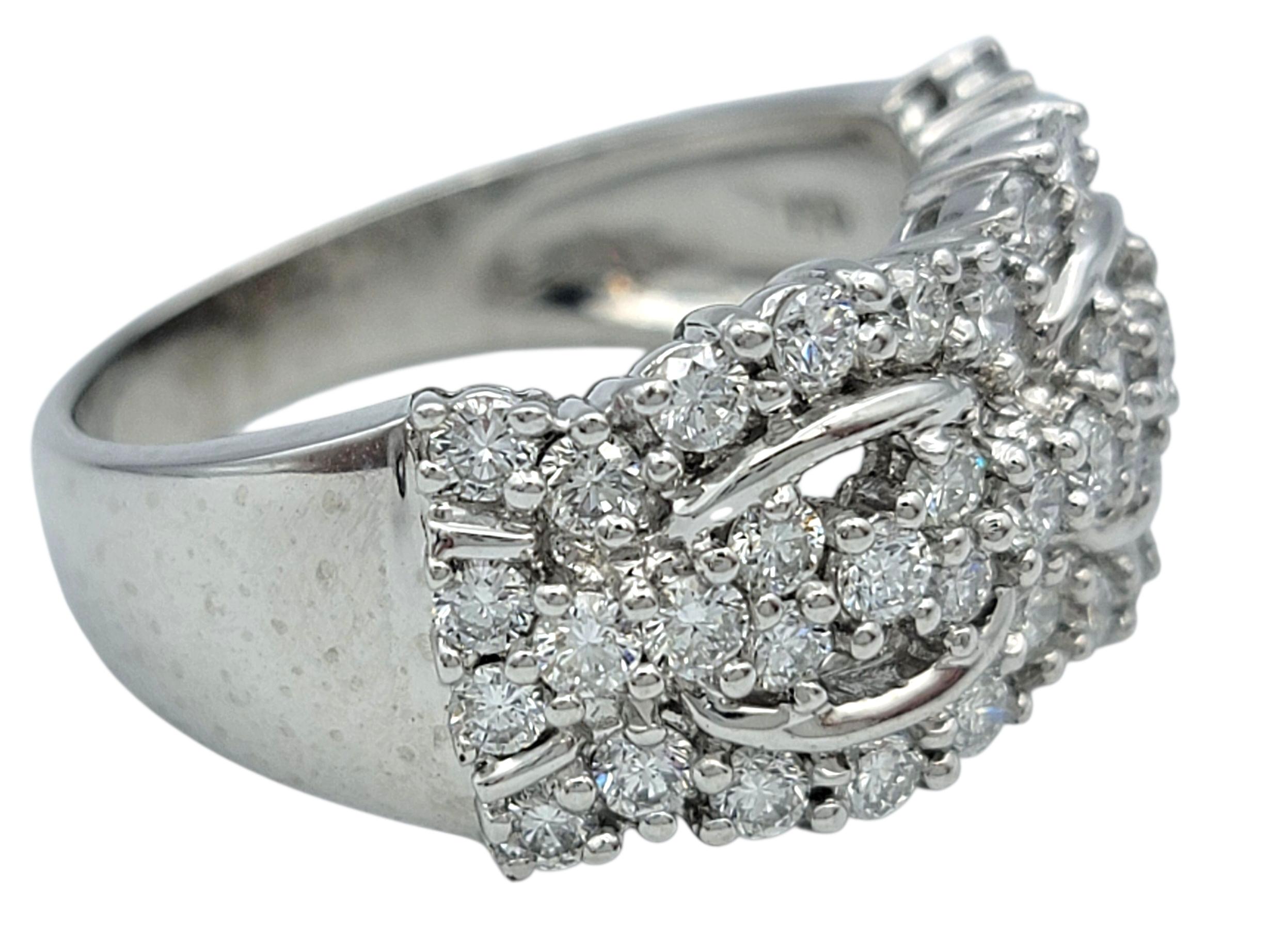 Bague à large bande en platine avec diamants ronds en forme de grappe et détails découpés Pour femmes en vente