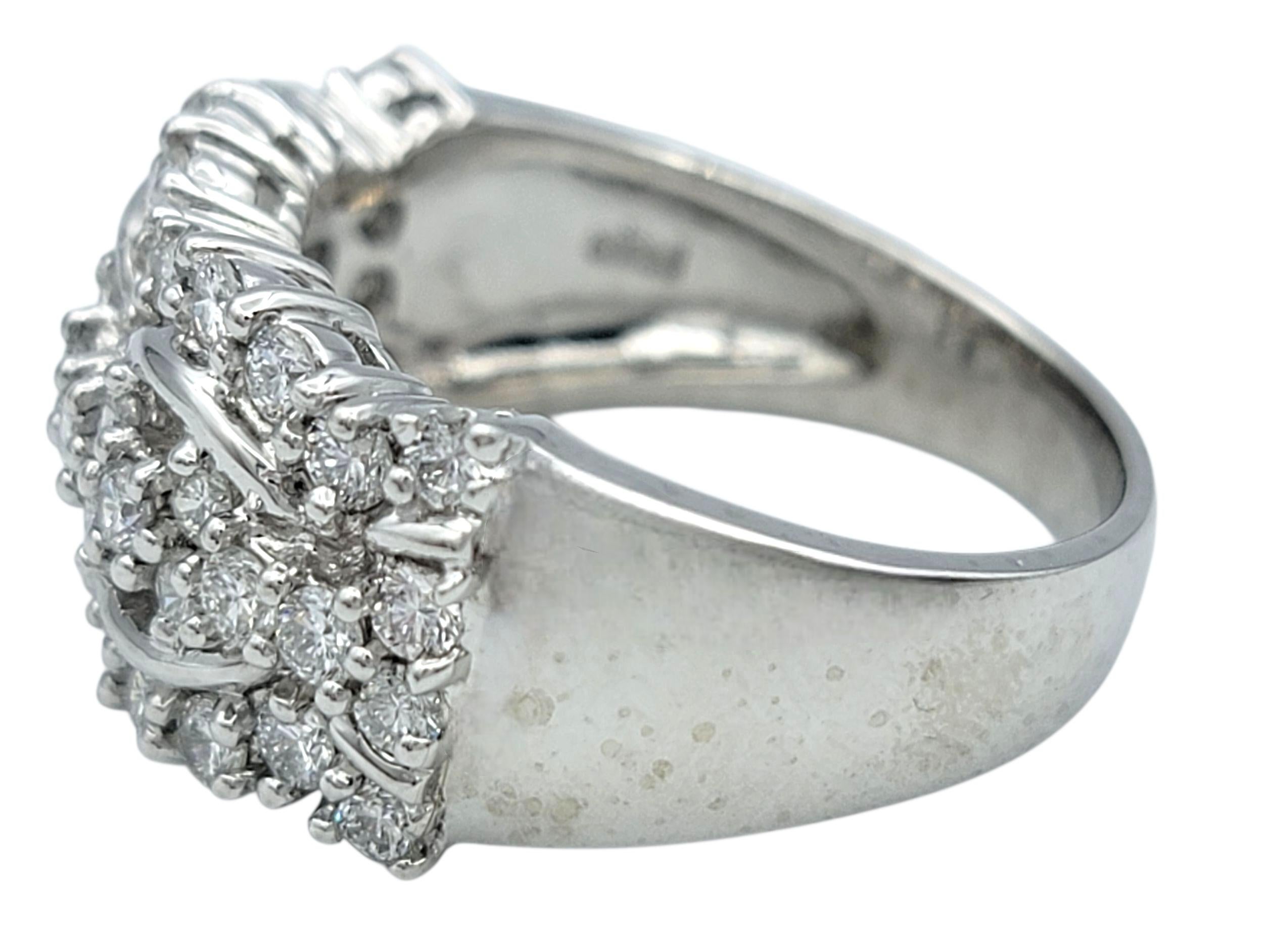 Bague à large bande en platine avec diamants ronds en forme de grappe et détails découpés en vente 1