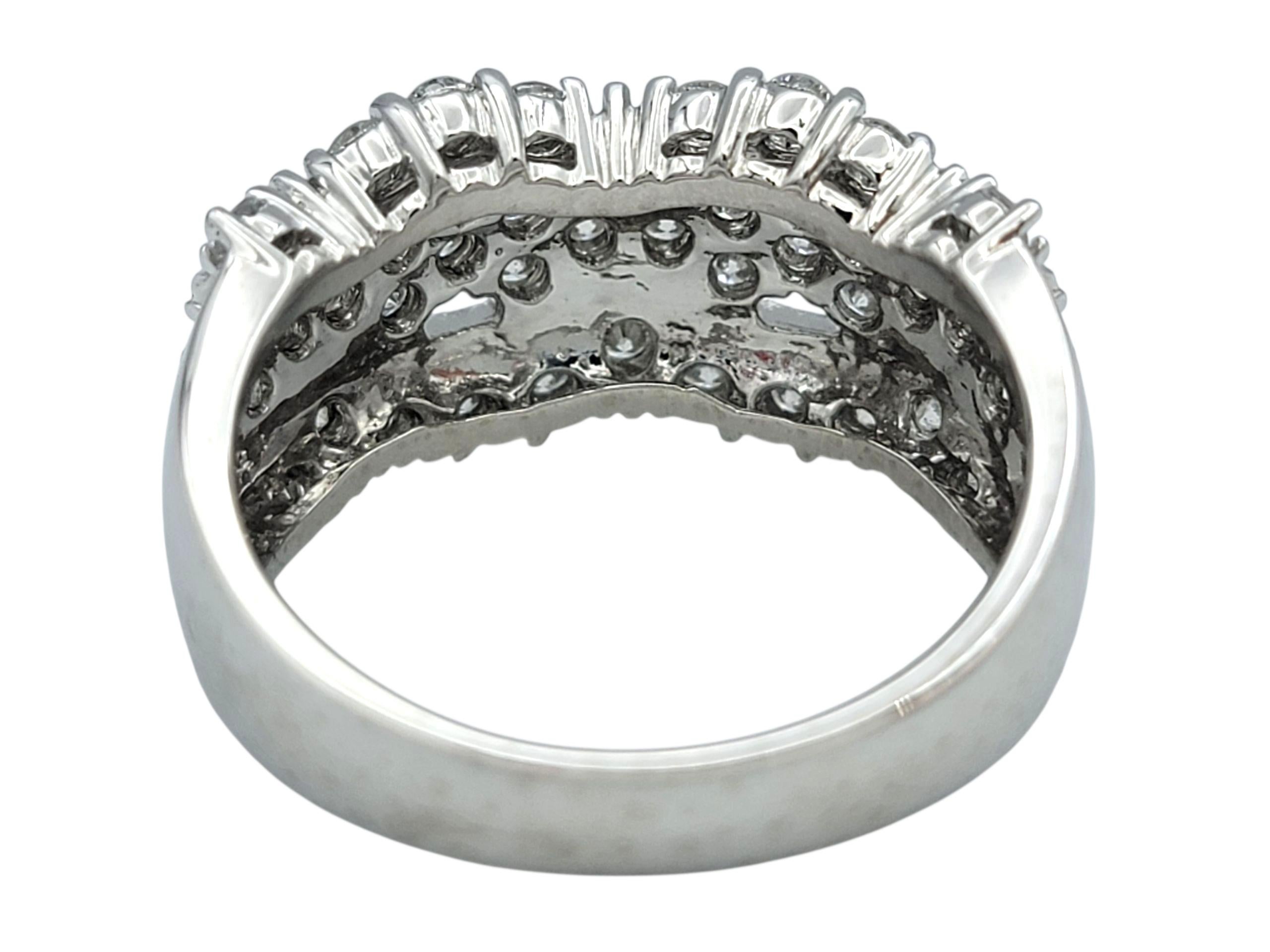 Bague à large bande en platine avec diamants ronds en forme de grappe et détails découpés en vente 2