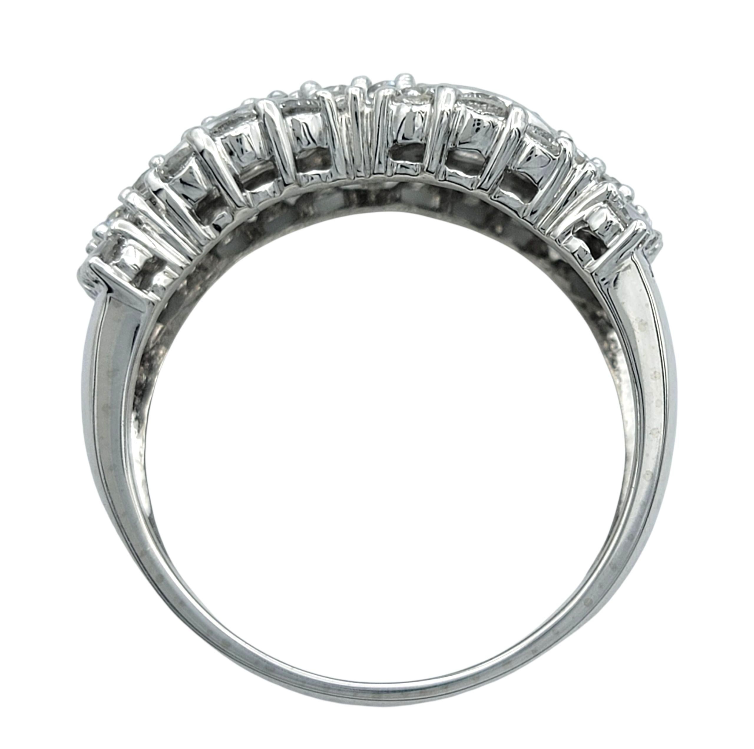 Bague à large bande en platine avec diamants ronds en forme de grappe et détails découpés en vente 3