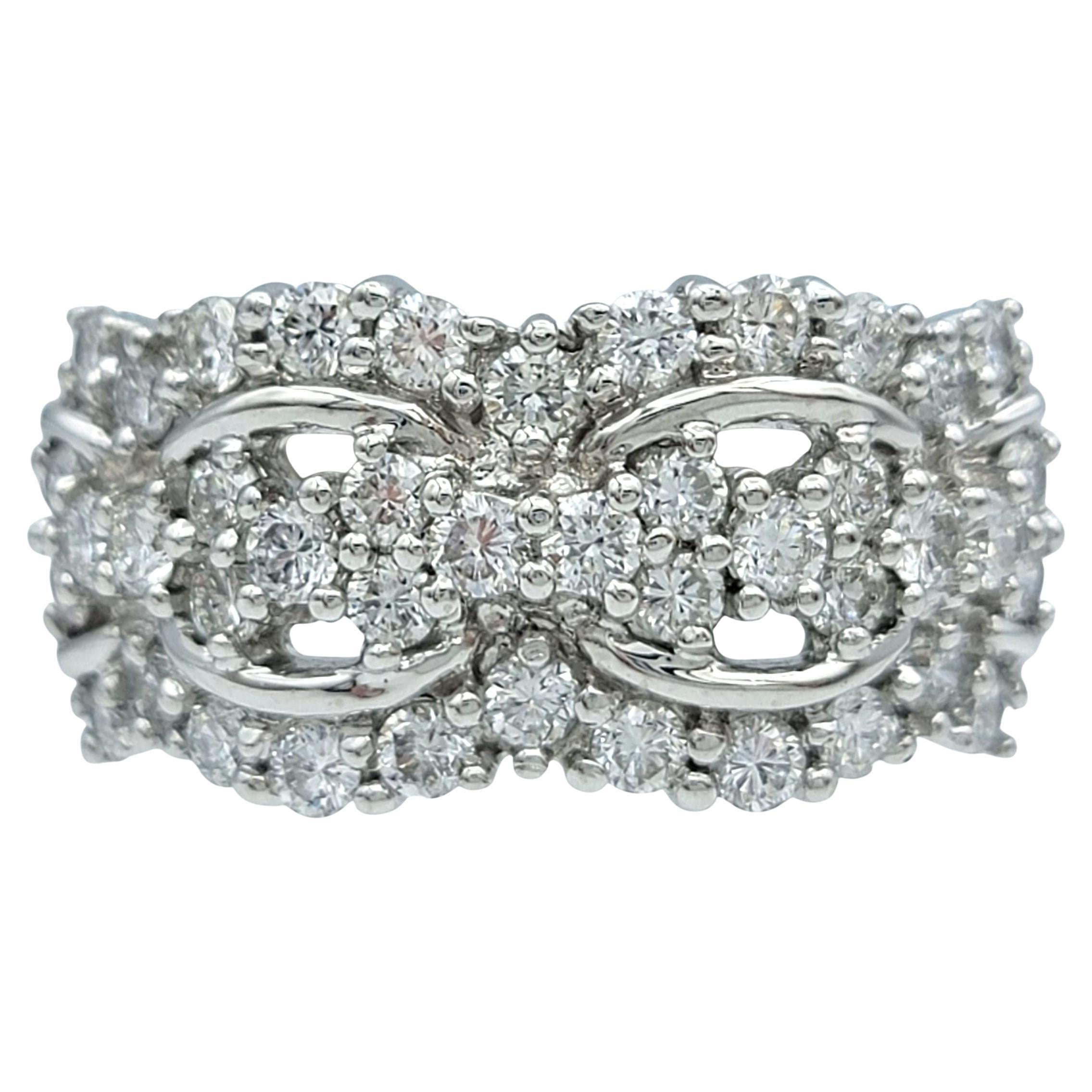 Bague à large bande en platine avec diamants ronds en forme de grappe et détails découpés en vente