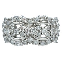 Bague à large bande en platine avec diamants ronds en forme de grappe et détails découpés