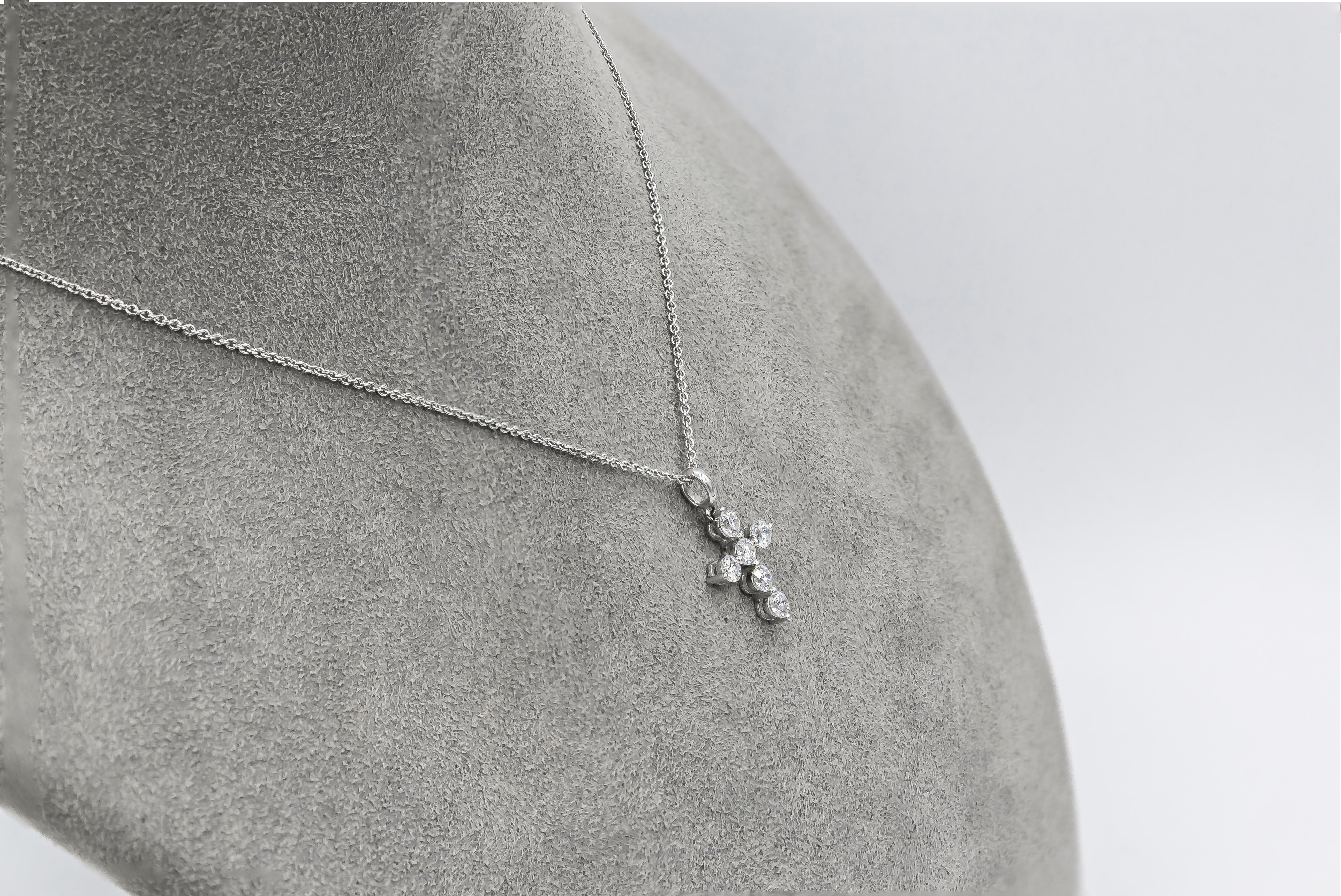 Contemporary Roman Malakov Round Diamond Cross Pendant Necklace