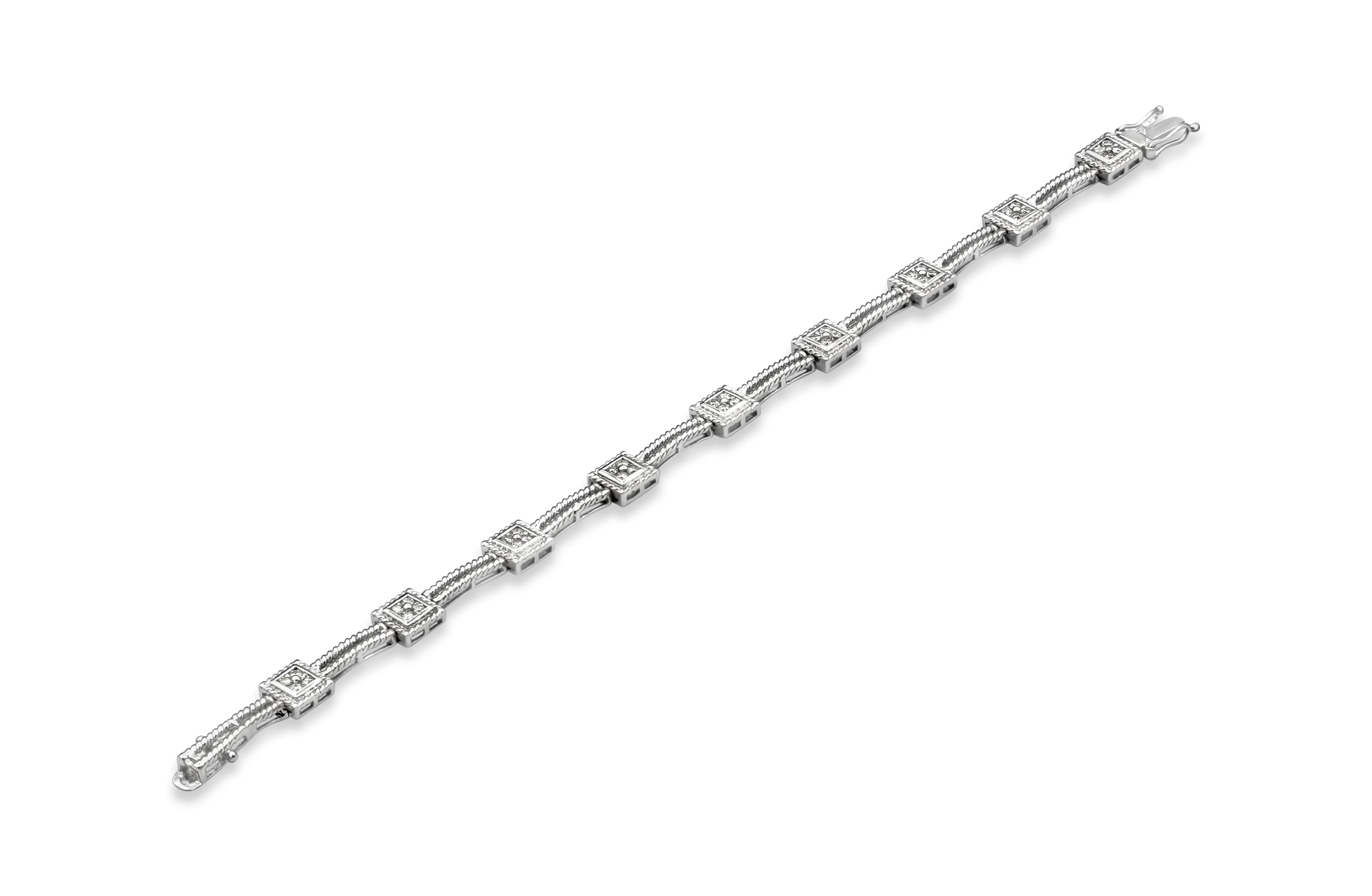 Un bracelet à la mode, mettant en valeur 36 diamants ronds de taille brillant pesant 0,75 carat au total, de couleur G et de pureté I2. Serties dans une boîte et espacées uniformément dans un design de corde à double rangée en or blanc 14K.




