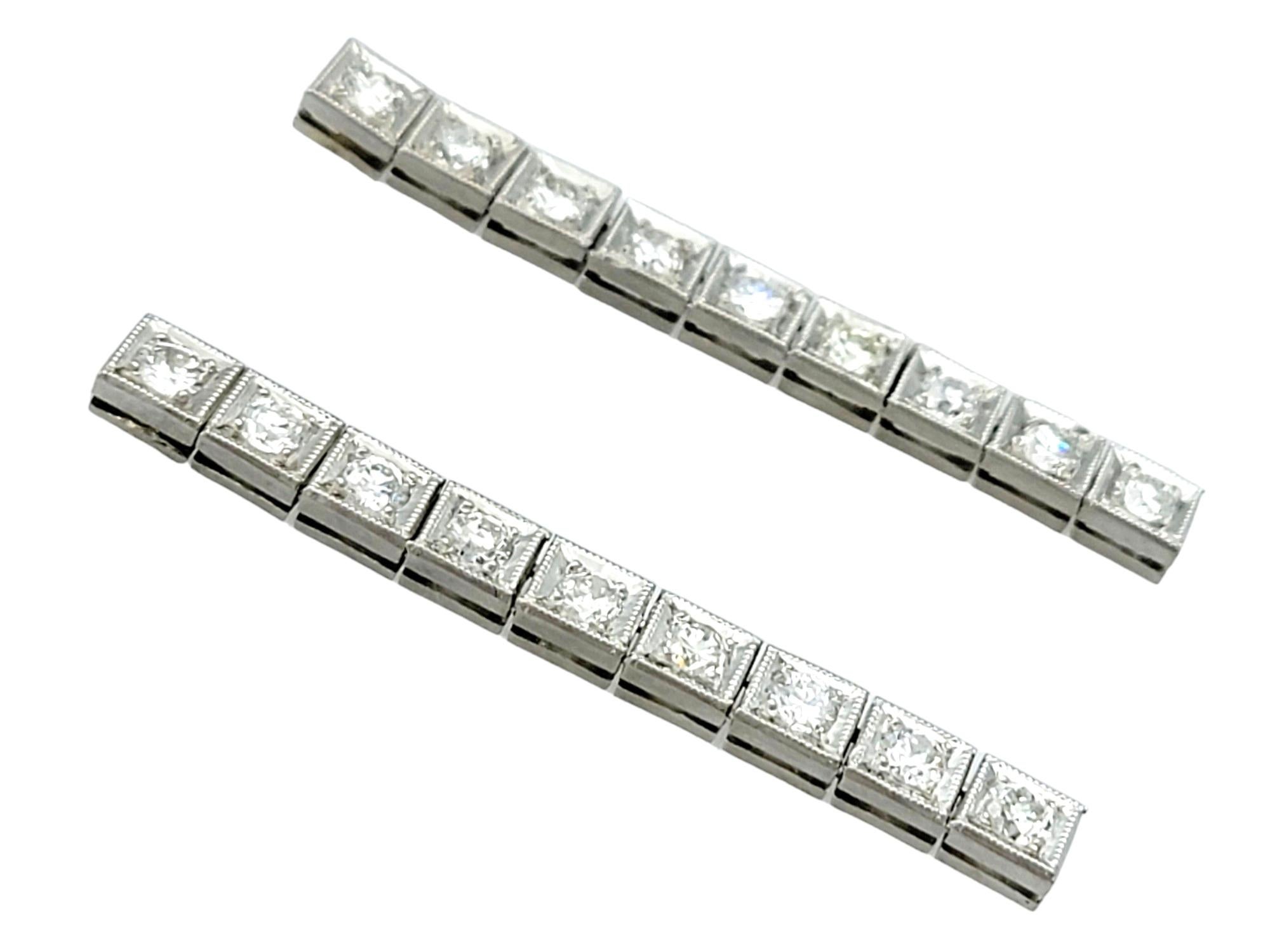 Questo splendido paio di orecchini a goccia con diamanti rotondi, squisitamente incastonati nel platino, offre un sofisticato look squadrato e un intricato design a grana fine. Questi eleganti orecchini sono caratterizzati da diamanti tondi