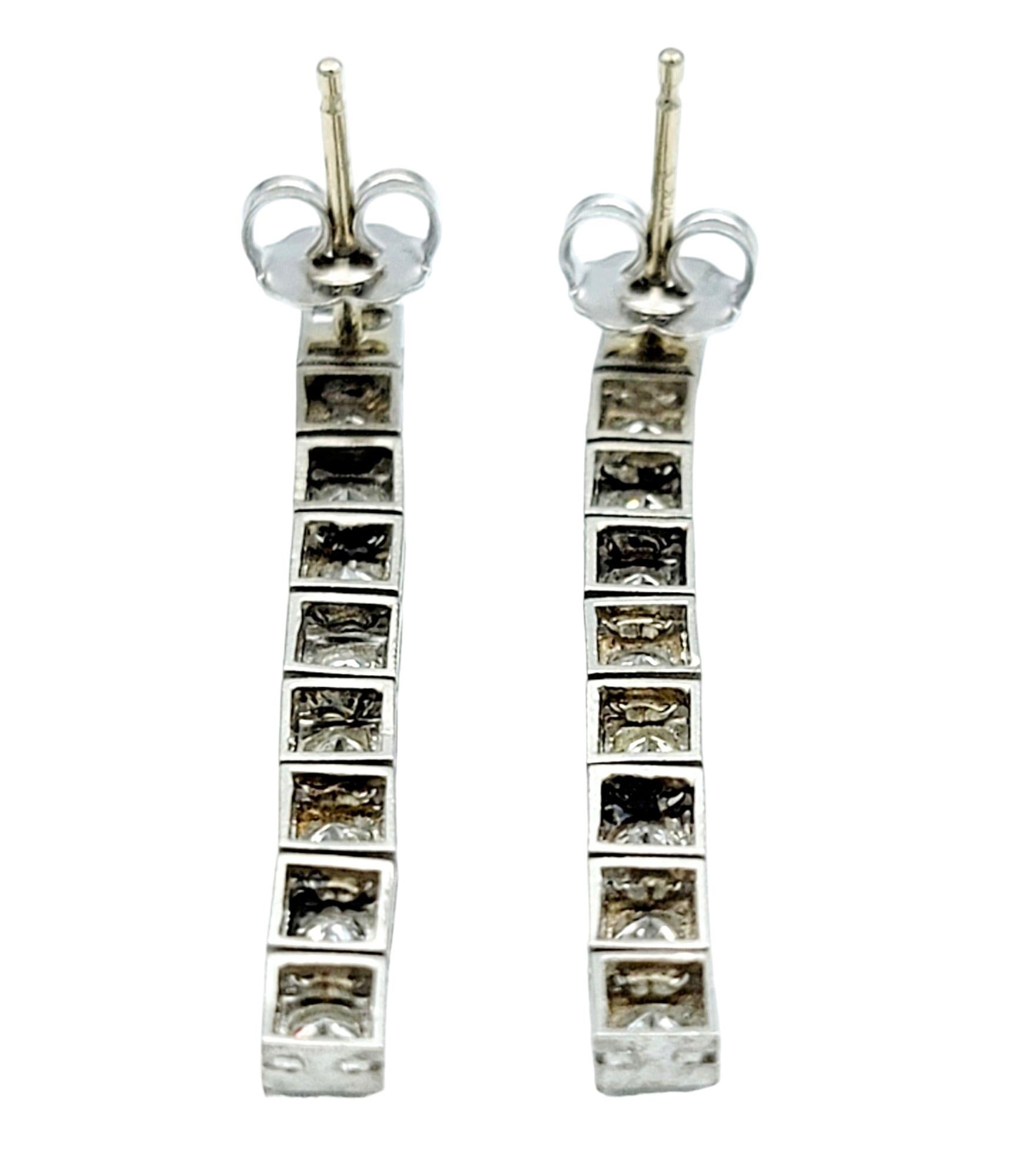 Contemporaneo Orecchini a goccia con diamante rotondo e design quadrato in platino in vendita