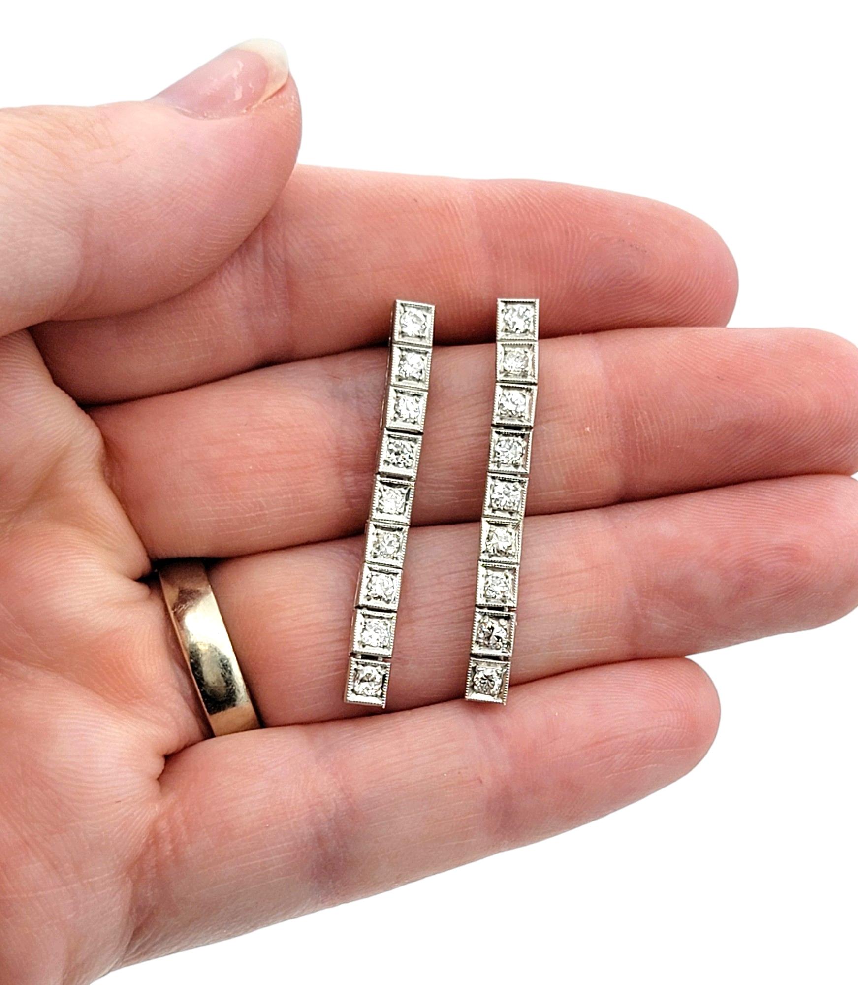 Taglio rotondo Orecchini a goccia con diamante rotondo e design quadrato in platino in vendita