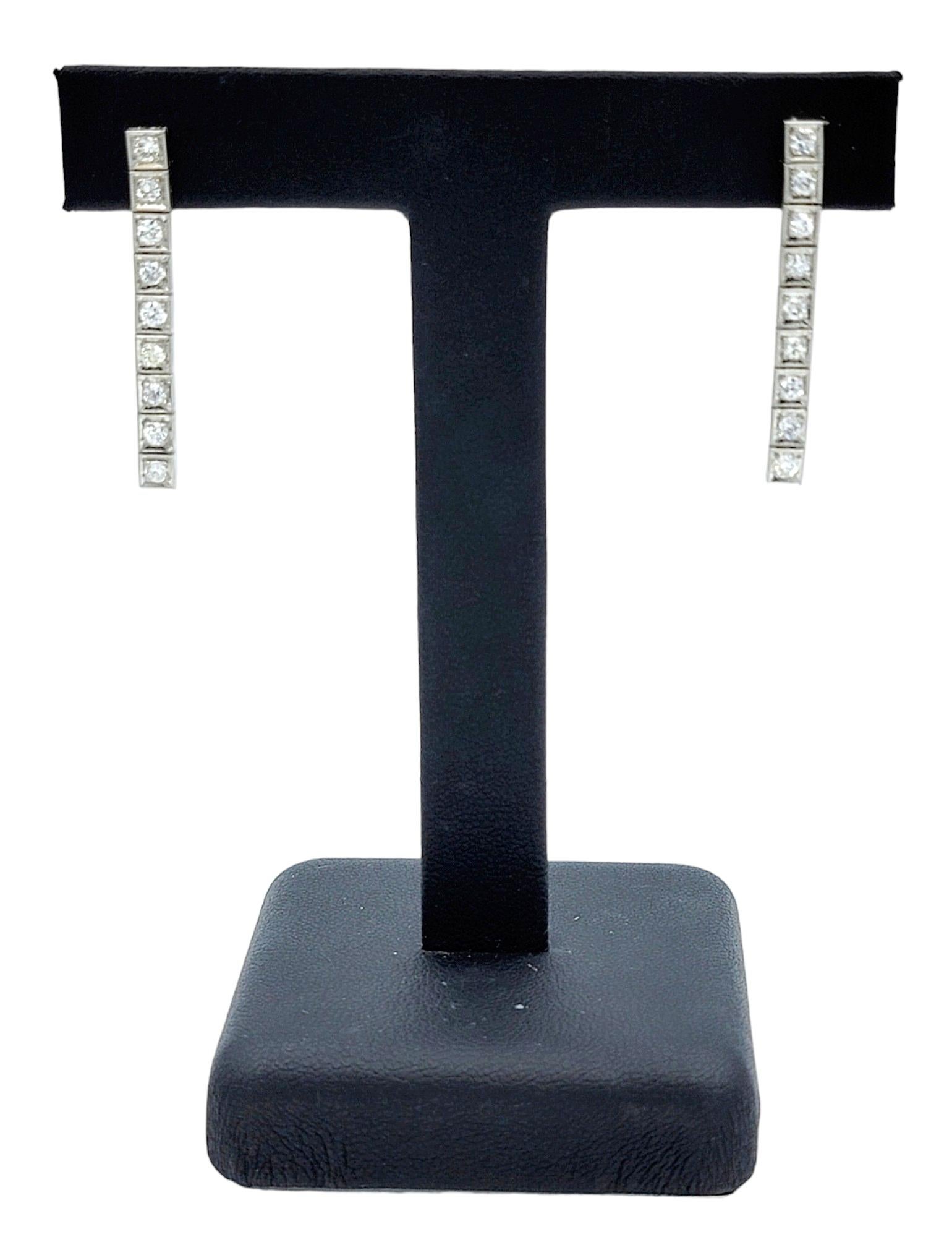Orecchini a goccia con diamante rotondo e design quadrato in platino In condizioni buone in vendita a Scottsdale, AZ