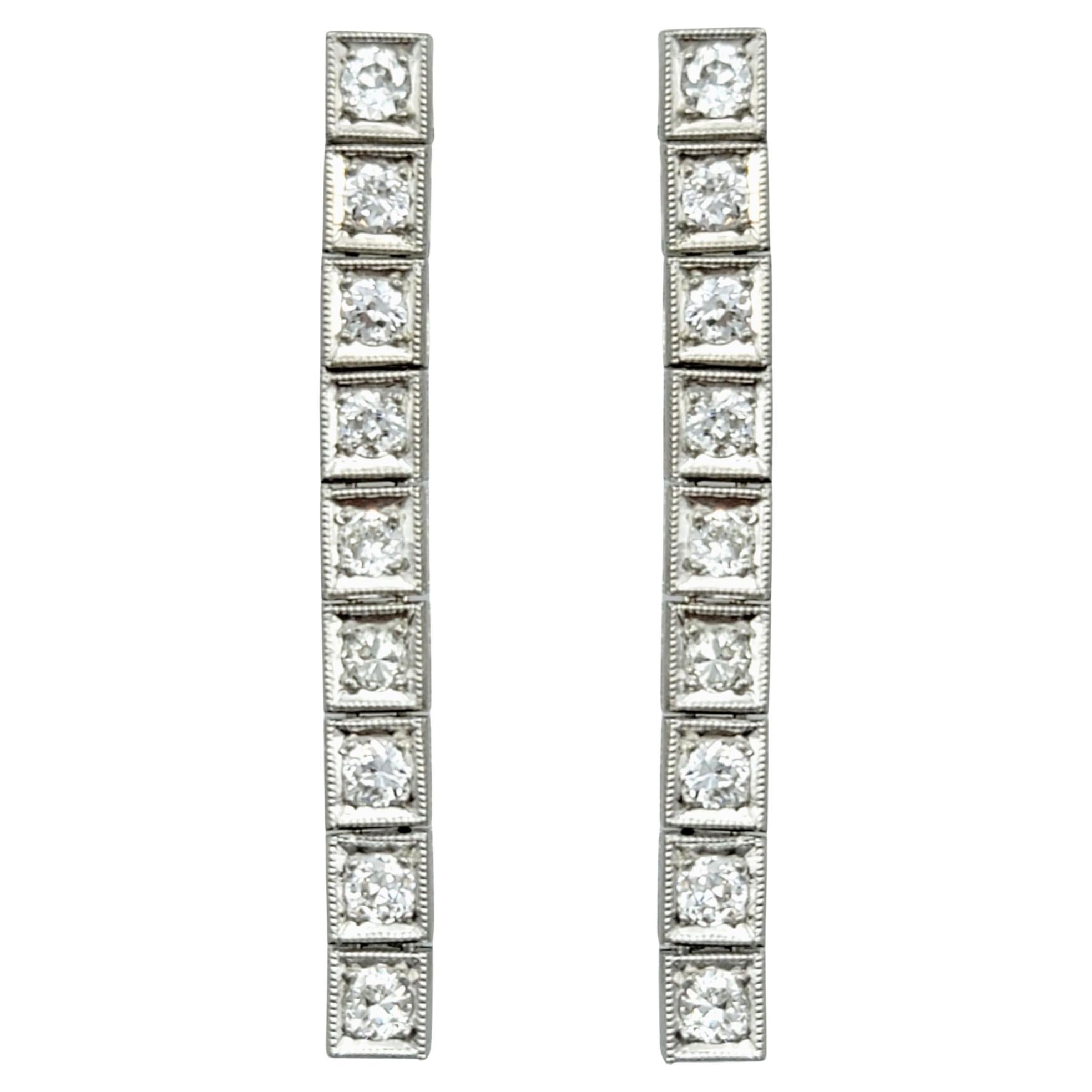 Orecchini a goccia con diamante rotondo e design quadrato in platino