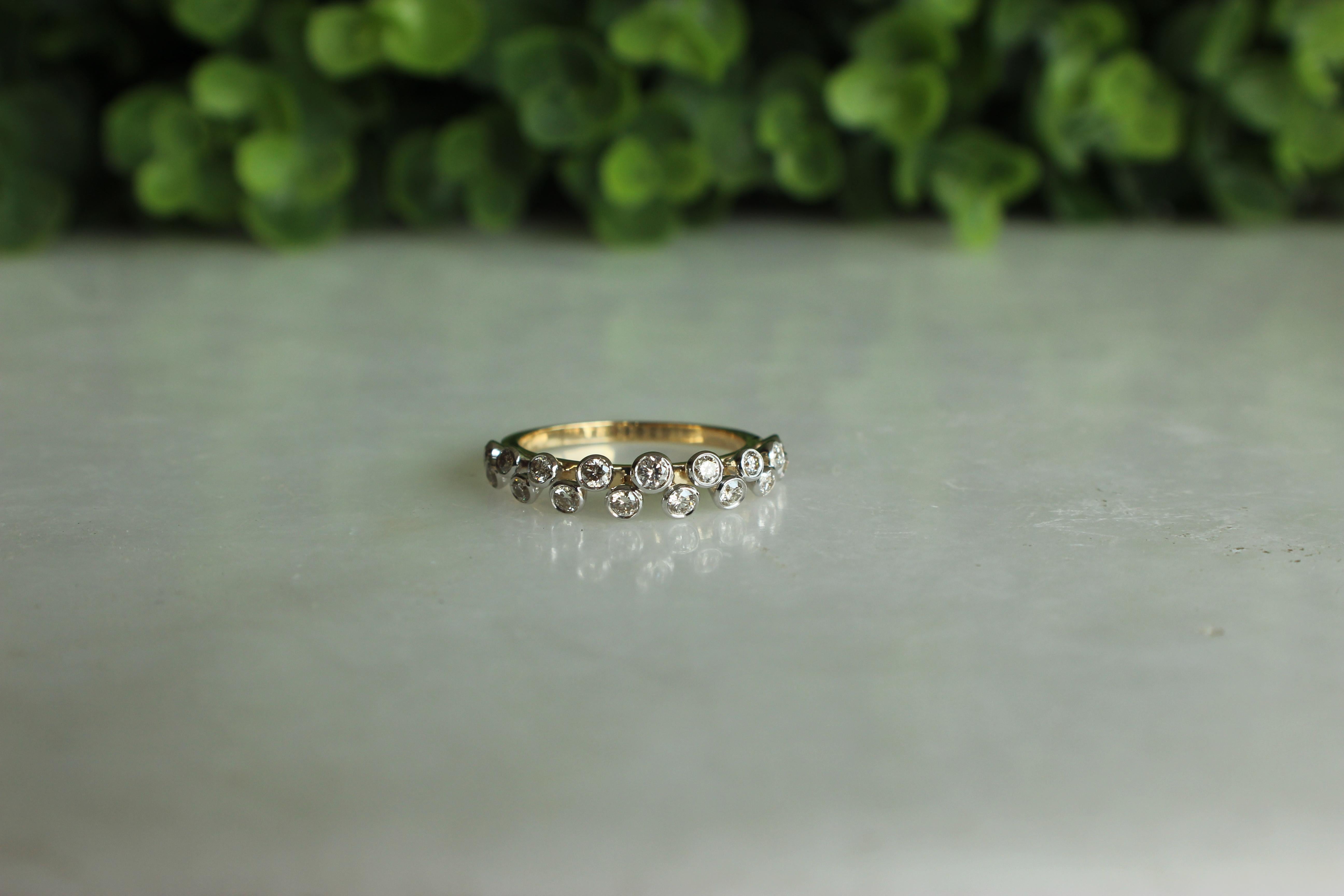 En vente :  Bague à anneau bicolore en or massif 18 carats avec diamants ronds sertis sur le chaton 2