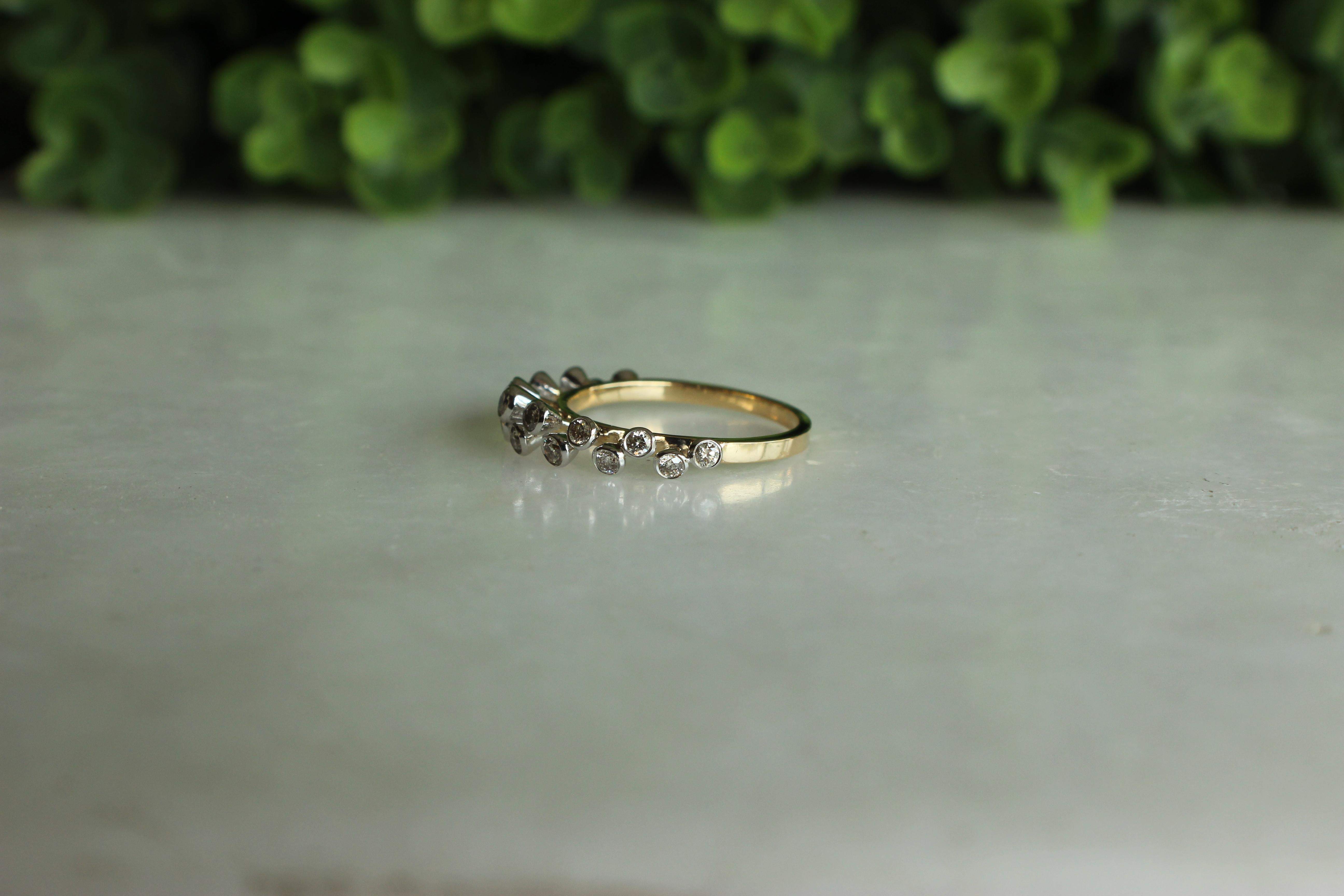En vente :  Bague à anneau bicolore en or massif 18 carats avec diamants ronds sertis sur le chaton 3