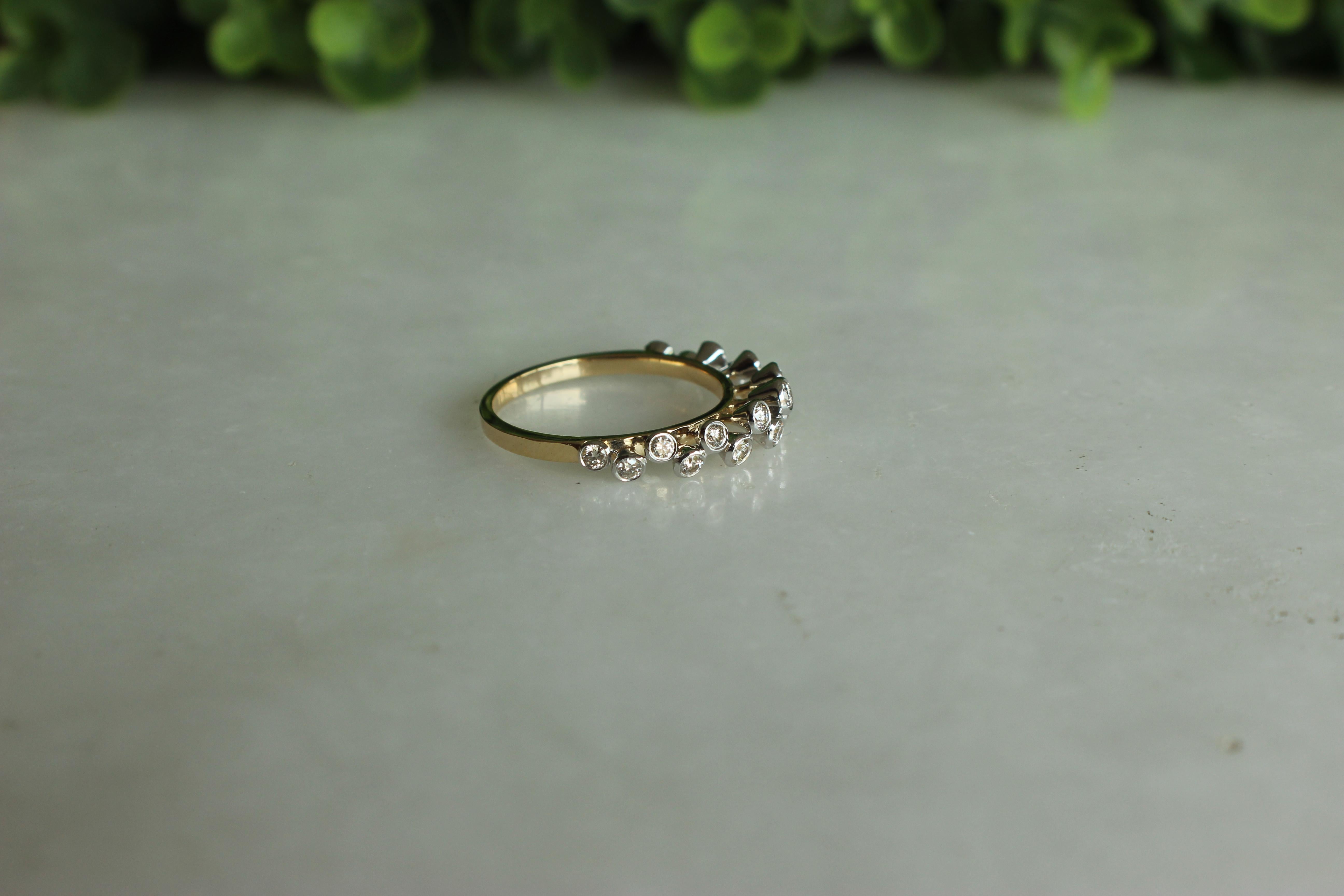 En vente :  Bague à anneau bicolore en or massif 18 carats avec diamants ronds sertis sur le chaton 5