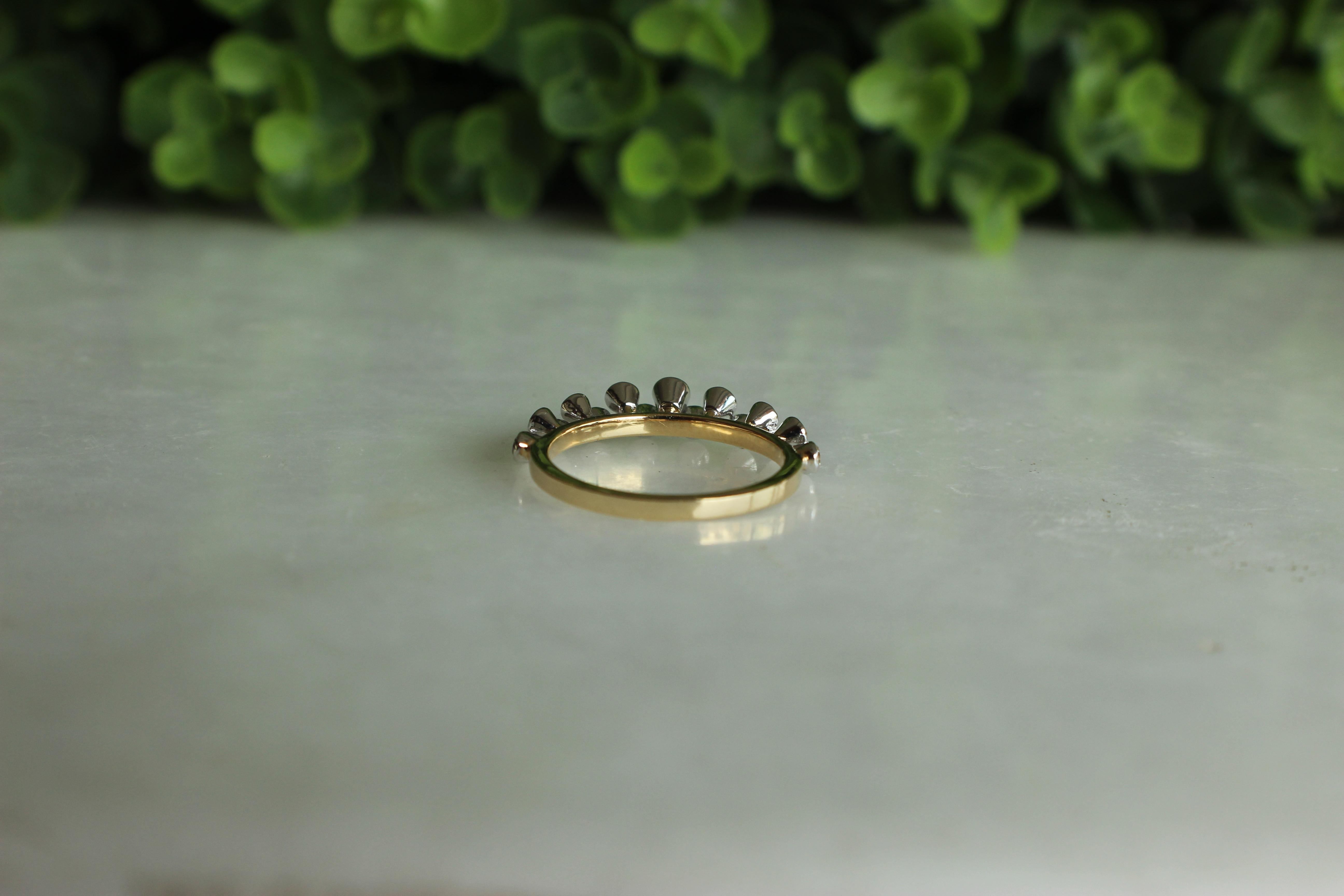 En vente :  Bague à anneau bicolore en or massif 18 carats avec diamants ronds sertis sur le chaton 6
