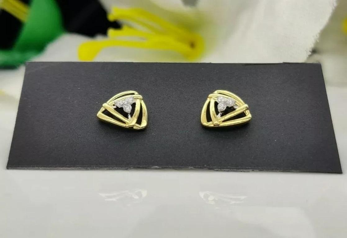 Round Diamond Earring in 14k Solid Gold Triangle Crossover Ear Stud In New Condition For Sale In Chicago, IL