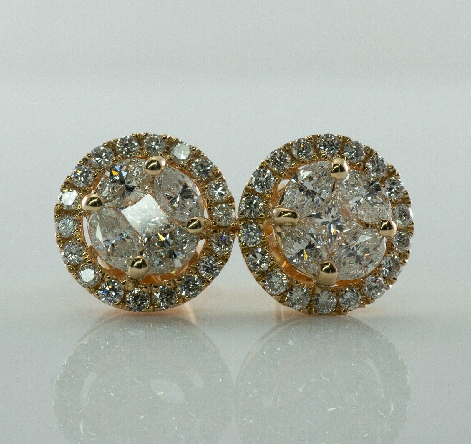 Orecchini con diamanti rotondi a grappolo in oro 14K 1,16 ctw

Questa coppia di borchie con diamanti a grappolo è realizzata in oro giallo 14K. 
Il diamante centrale con taglio princess è di 0,12 carati.
Quattro diamanti taglio marquise di .06