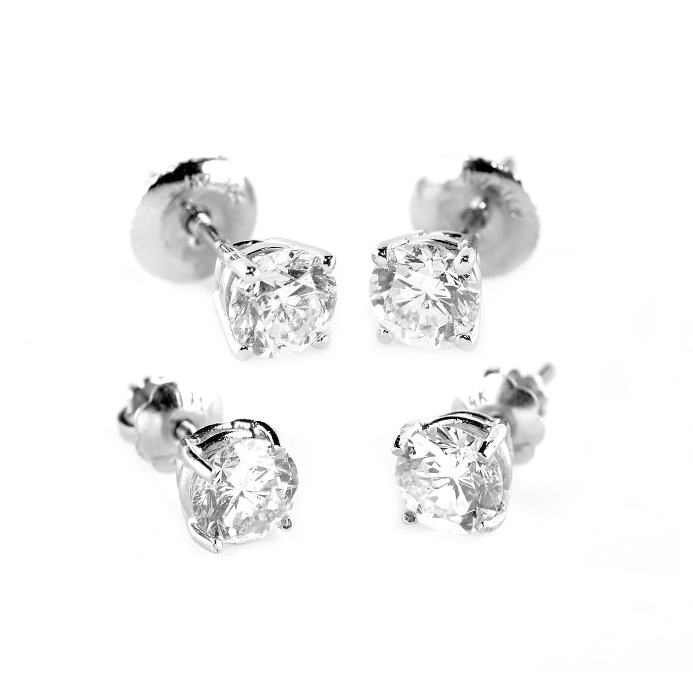 Taille ronde Paire de clous d'oreilles en diamants ronds 14 carats 1,01 ct tw  Panier de service à Martini à 4 griffes en vente