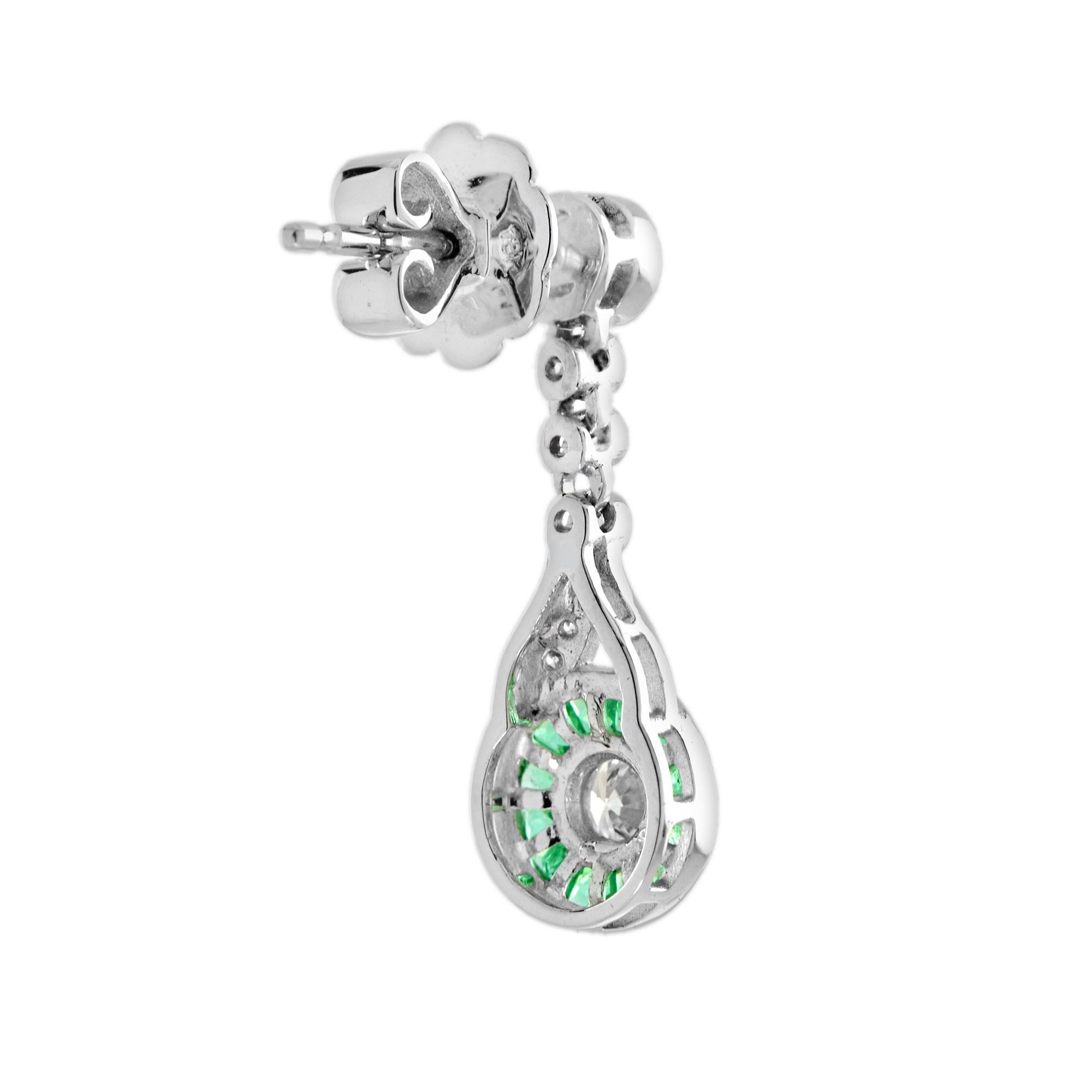 Art déco Boucles d'oreilles pendantes en or blanc 14K serties de diamants ronds et d'émeraudes de style Art Déco en vente