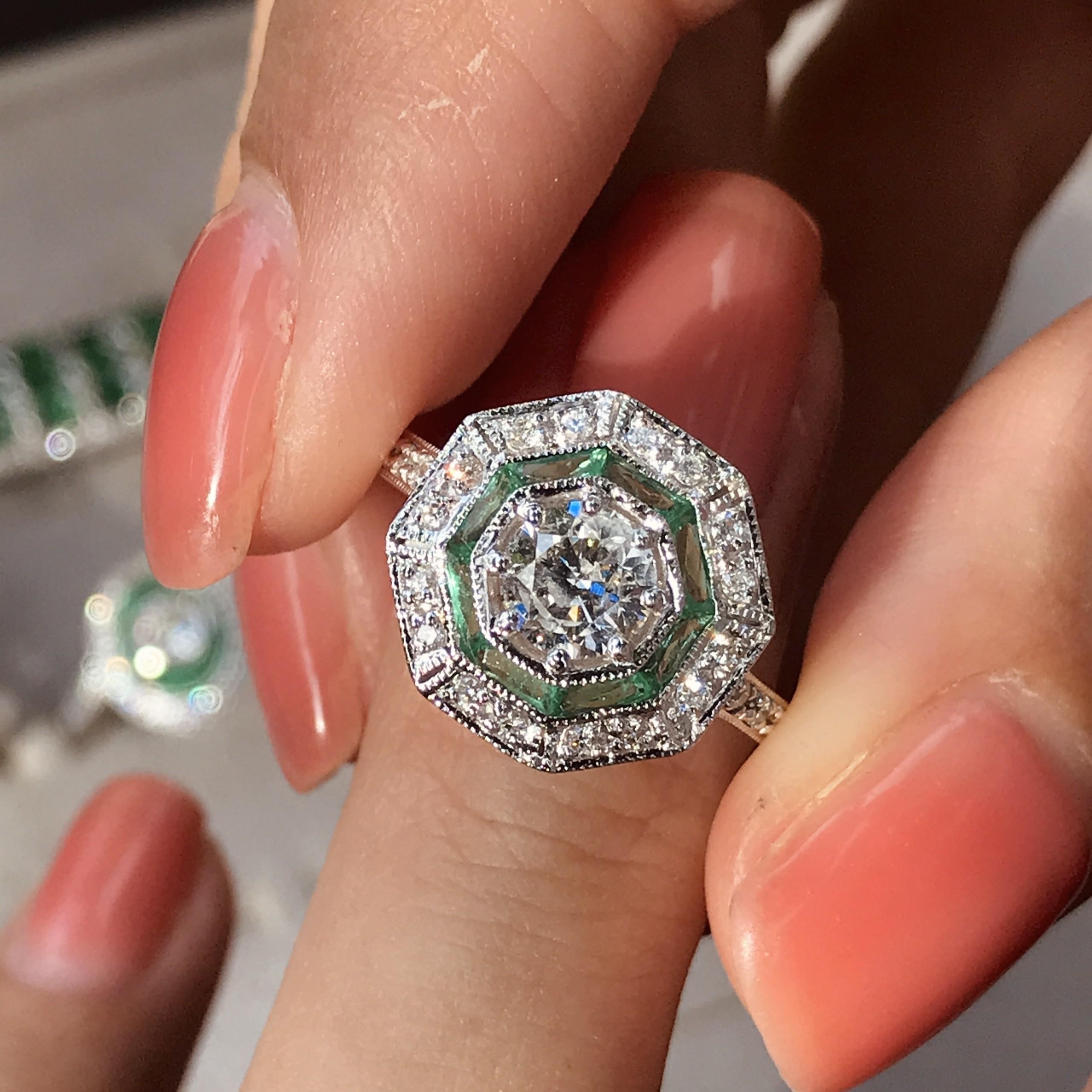 Runder Diamant & Smaragd Halo Set Achteckige Form Art Deco Stil Weißgold Ring im Angebot 2