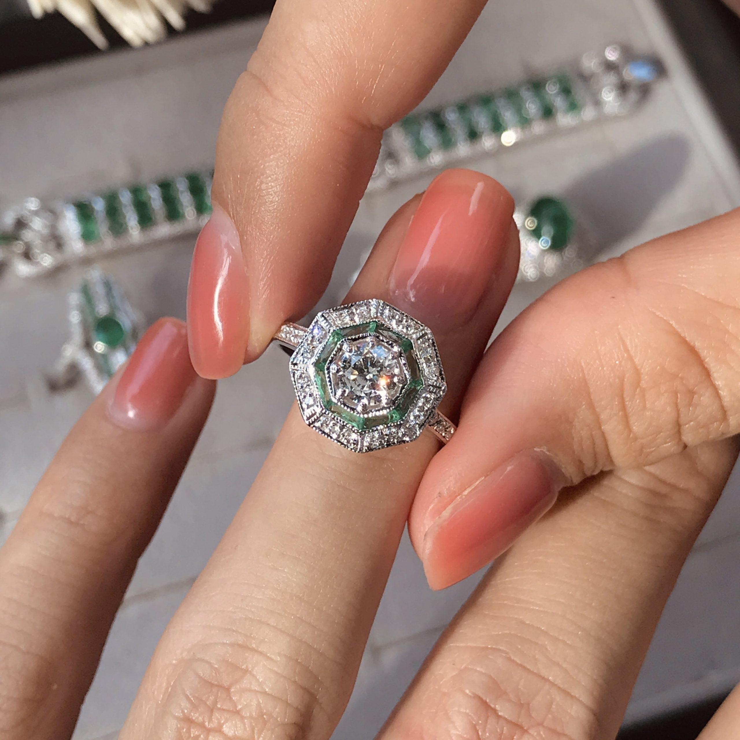 Runder Diamant & Smaragd Halo Set Achteckige Form Art Deco Stil Weißgold Ring im Angebot 3
