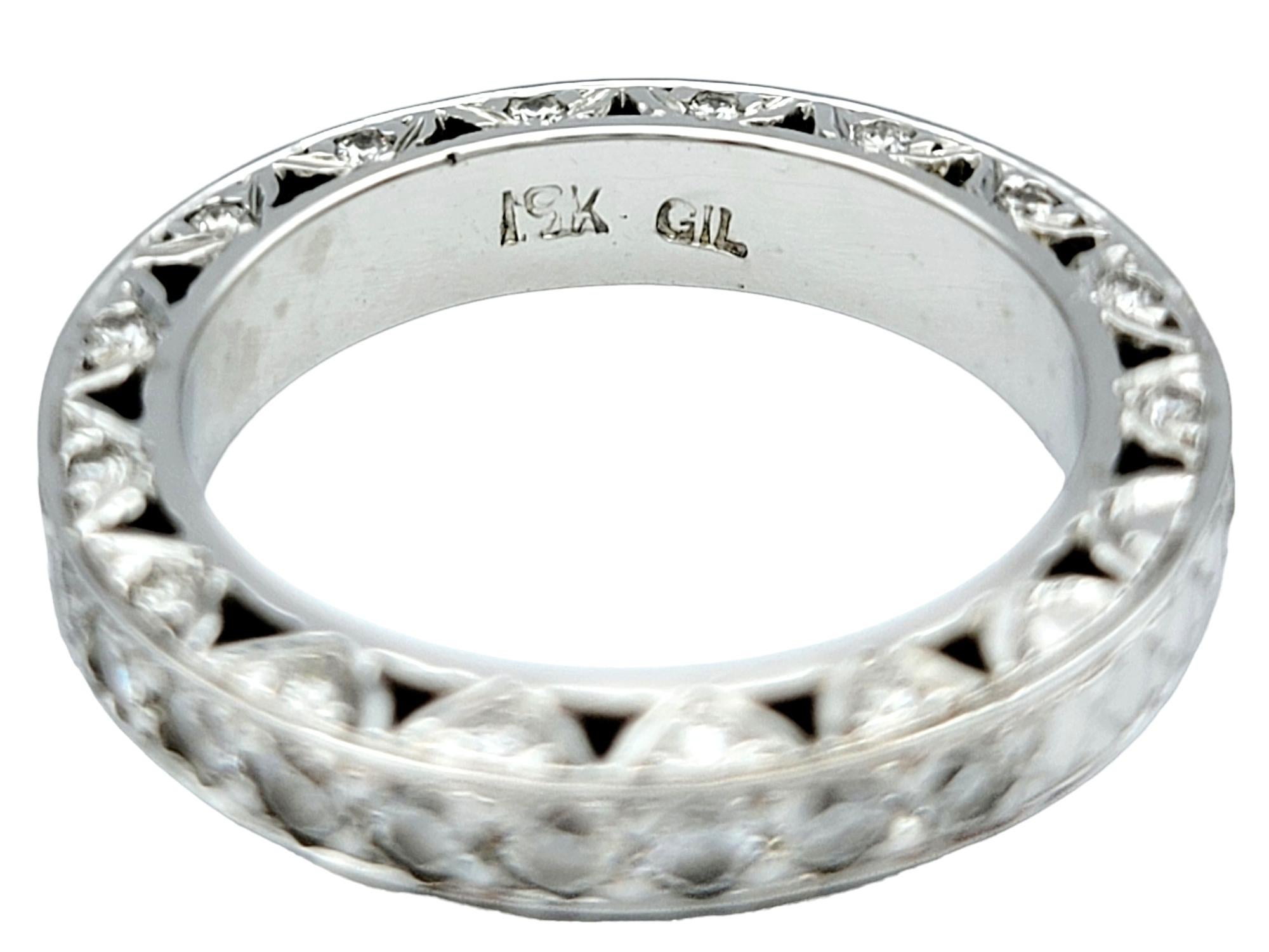 Anello a fascia stile eternità con diamante rotondo incrostato in oro bianco 19 carati in vendita 1
