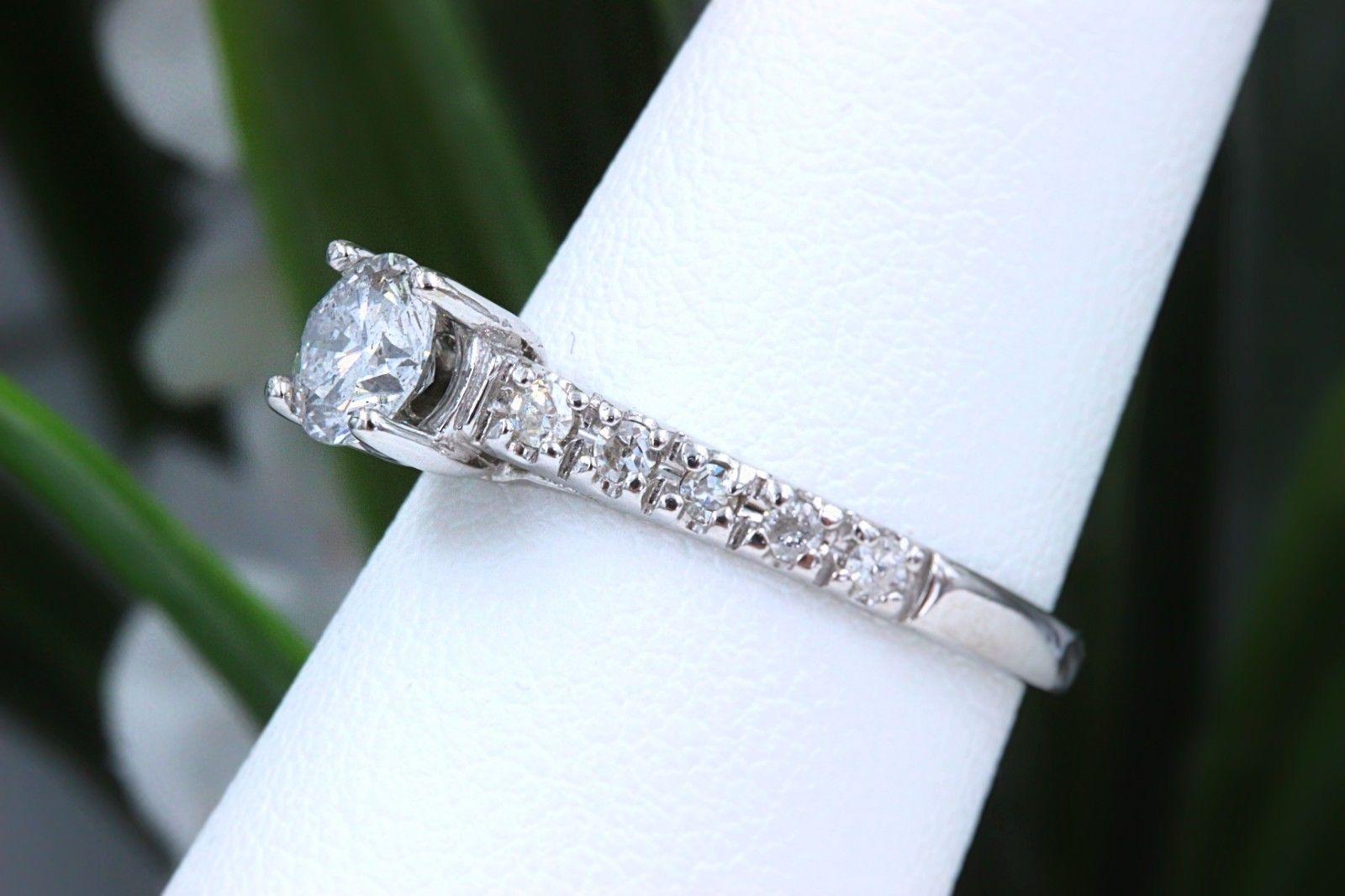 Runder runder Diamant-Verlobungsring 0,64 Karat Diamantband aus 14 Karat Weißgold im Zustand „Hervorragend“ im Angebot in San Diego, CA