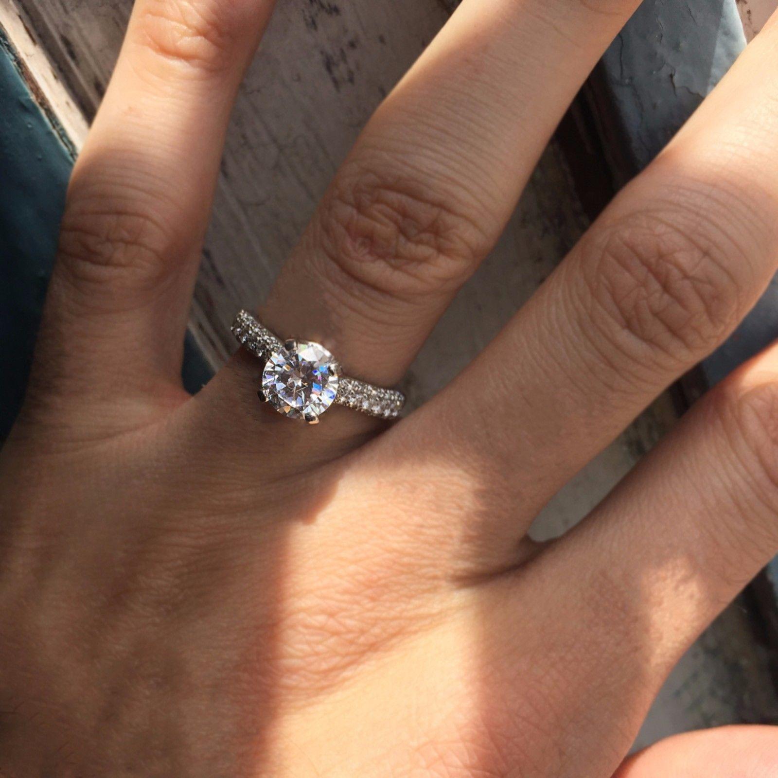 Ring Kann von Grund auf neu angefertigt werden, um Ihre genaue Fingergröße zu berücksichtigen 

oder einen anderen Stein, wenn das Budget es erfordert, dauert etwa 2-6 Geschäftswochen.

Eine Fassung ohne Mittelstein kann ebenfalls erworben