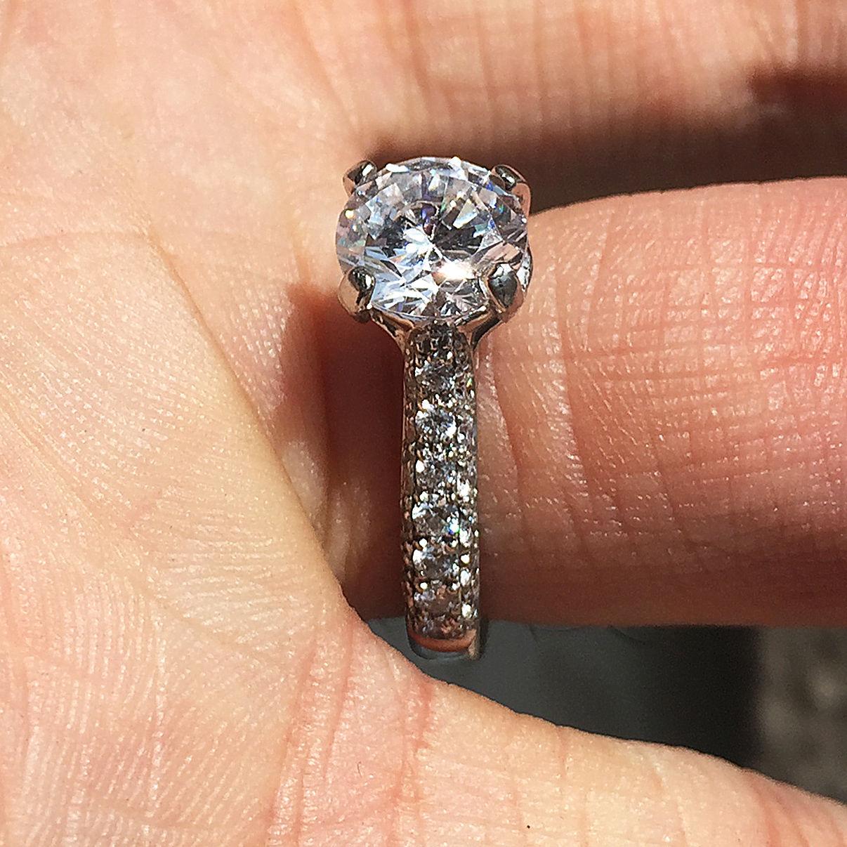 Runder Diamant Verlobungsring, 2 Karat Platin Diamanten unten Schaft (Zeitgenössisch) im Angebot