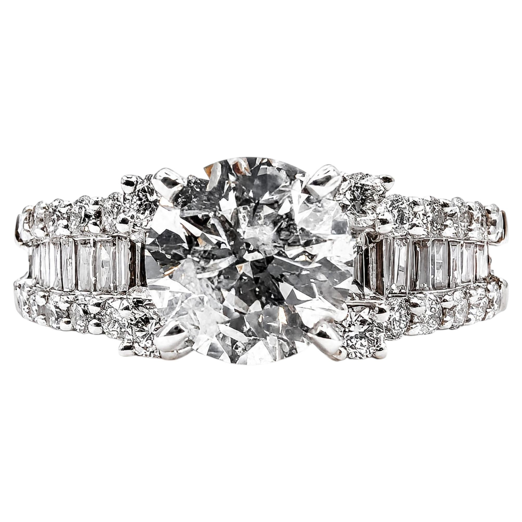 Round Diamond Engagement Ring in 18k White Gold For Sale