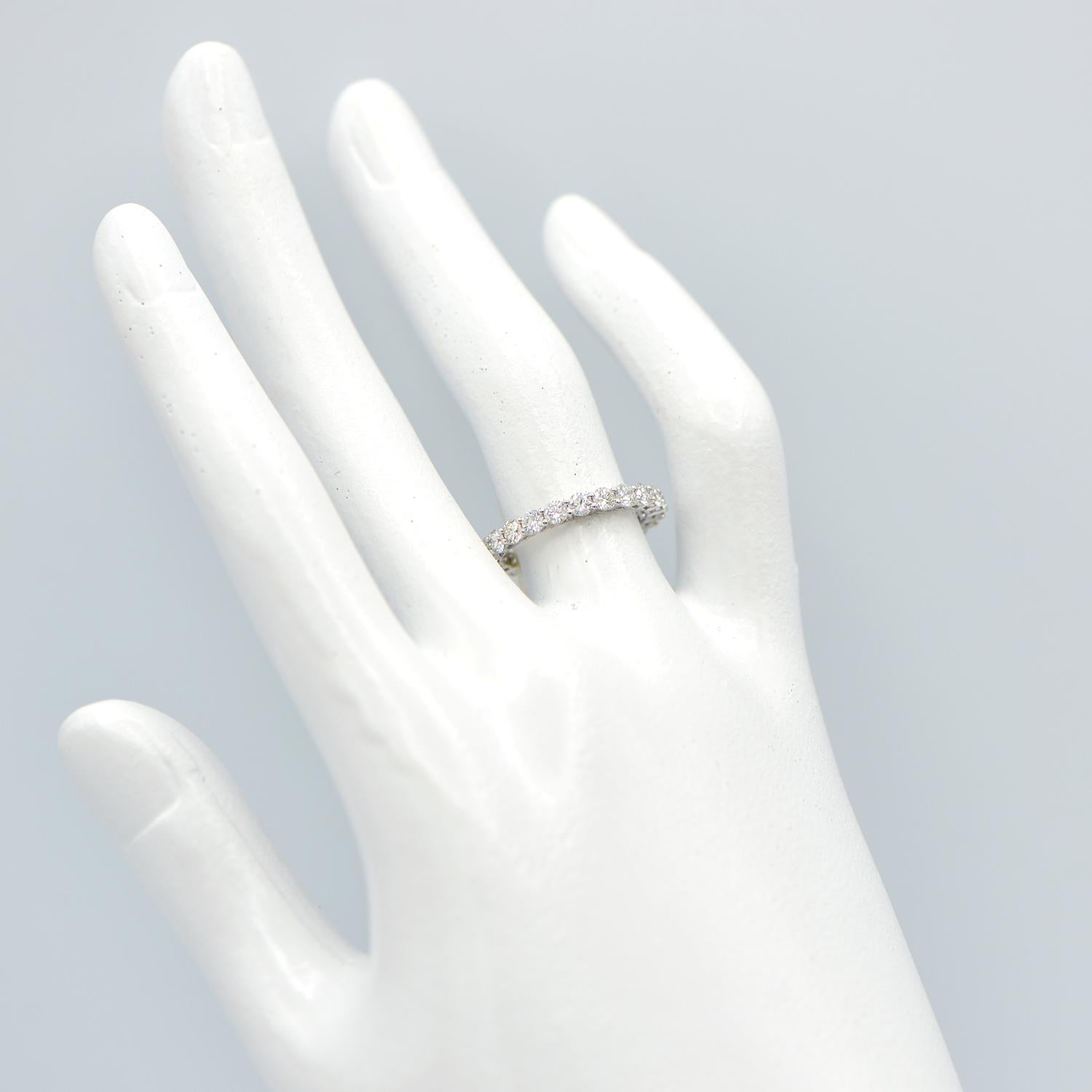 Rundes Diamant Eternity Band (Rundschliff) im Angebot