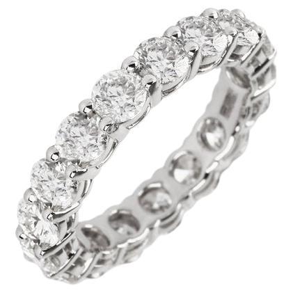 En venta: Anillo de eternidad de diamante redondo en oro blanco de 18 quilates