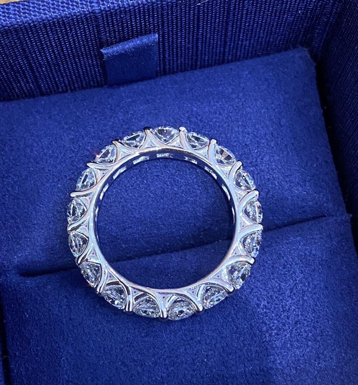 Bague d'éternité en or blanc 18 carats avec diamants ronds d'un poids total de 4,25 carats en vente 1
