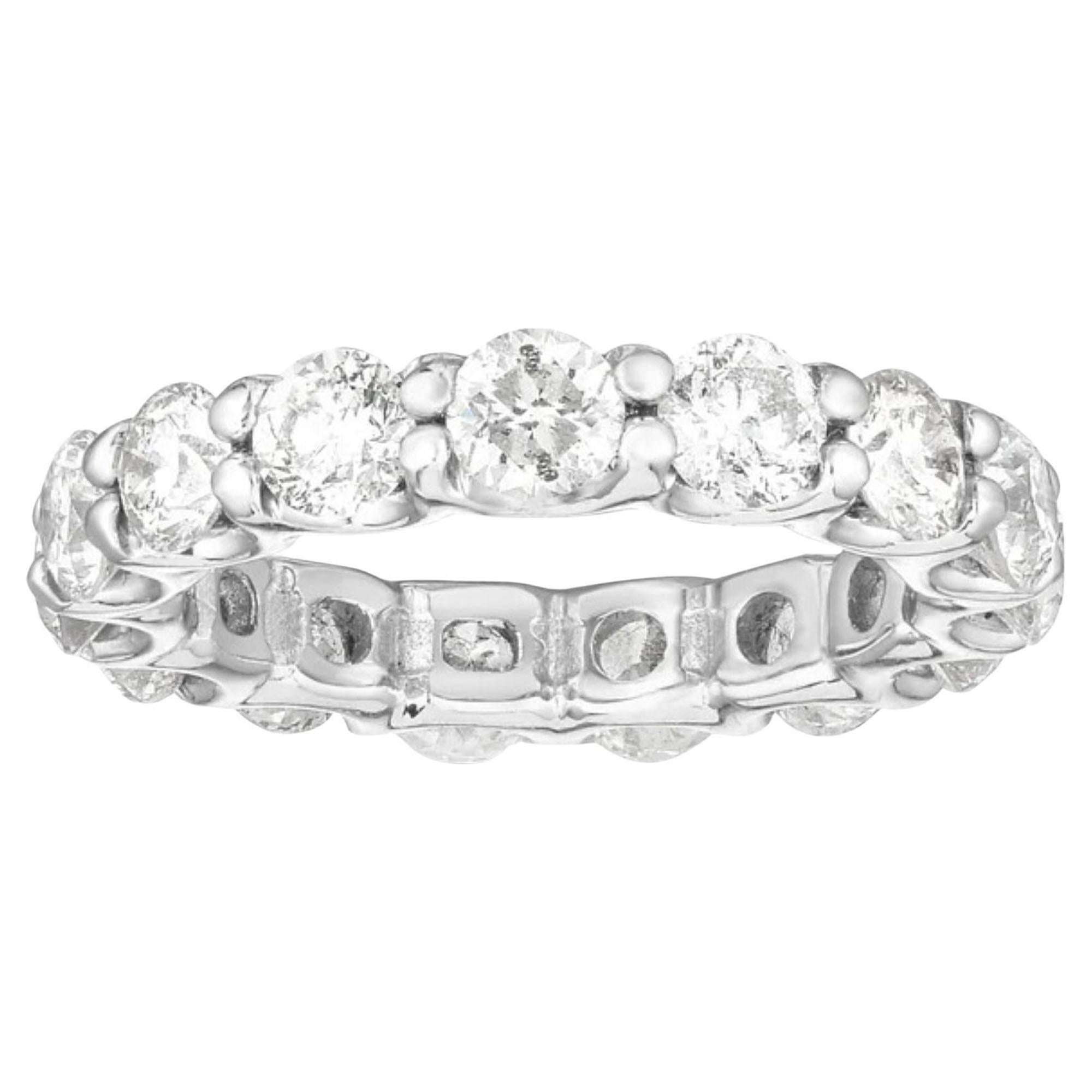 En venta: Anillo con garras de oro de 18 quilates con diamante redondo de eternidad compartida  4