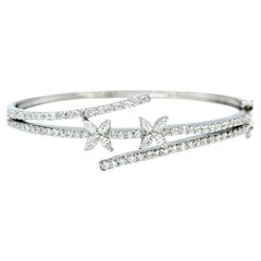 Bracelet jonc de style dérivation florale en or blanc 18 carats serti de diamants ronds