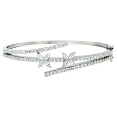 Runder Diamant-Armreif im Bypass-Stil mit Blumenmuster aus 18 Karat Weißgold